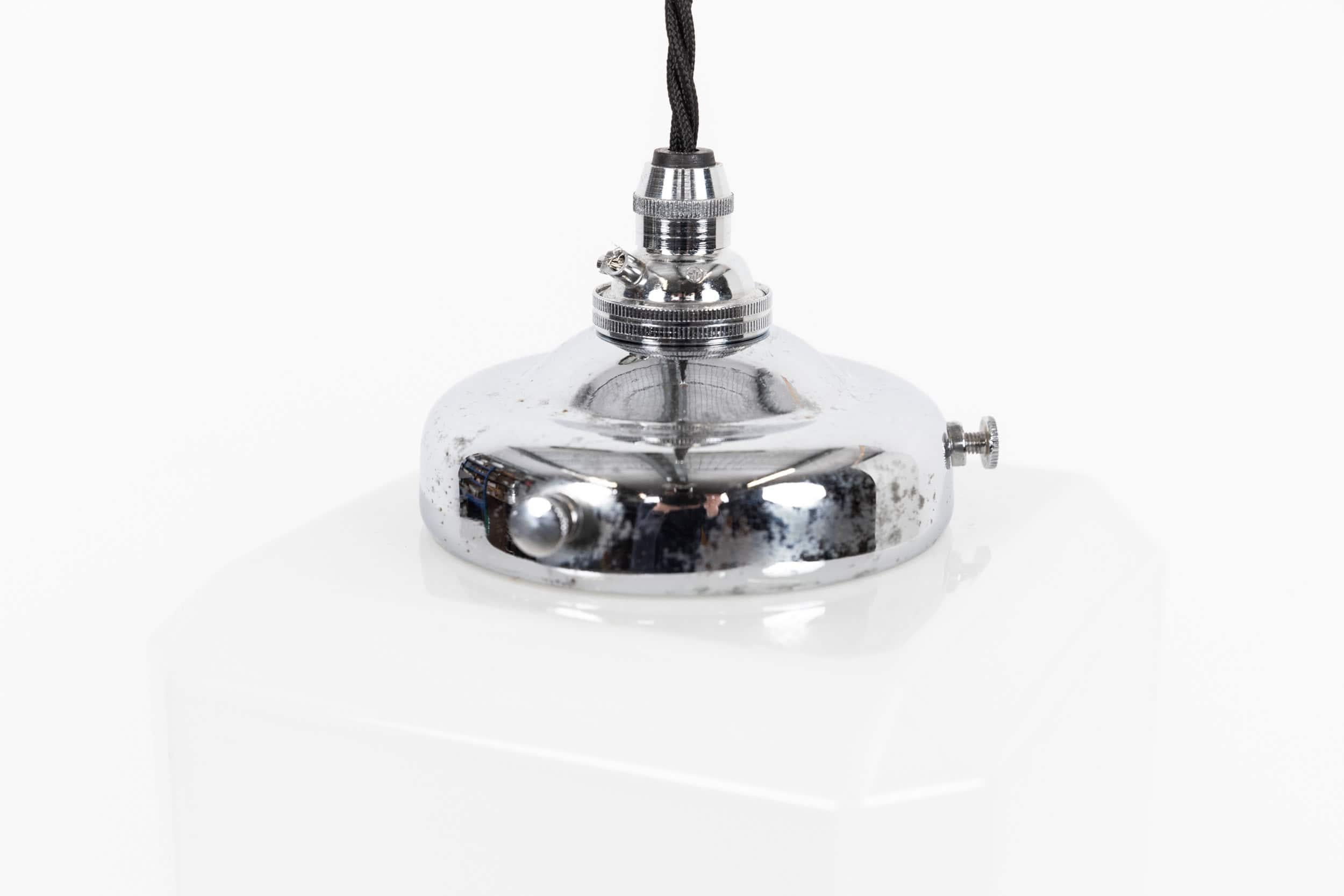 Elegante lámpara colgante art déco de opalina cúbica. c.1930.

Tulipa gruesa de cristal opalino blanco prensado con galería escalonada de latón cromado. Quedan fantásticos en un porche con el número o nombre de tu puerta pintado.

Recableado con 1 m