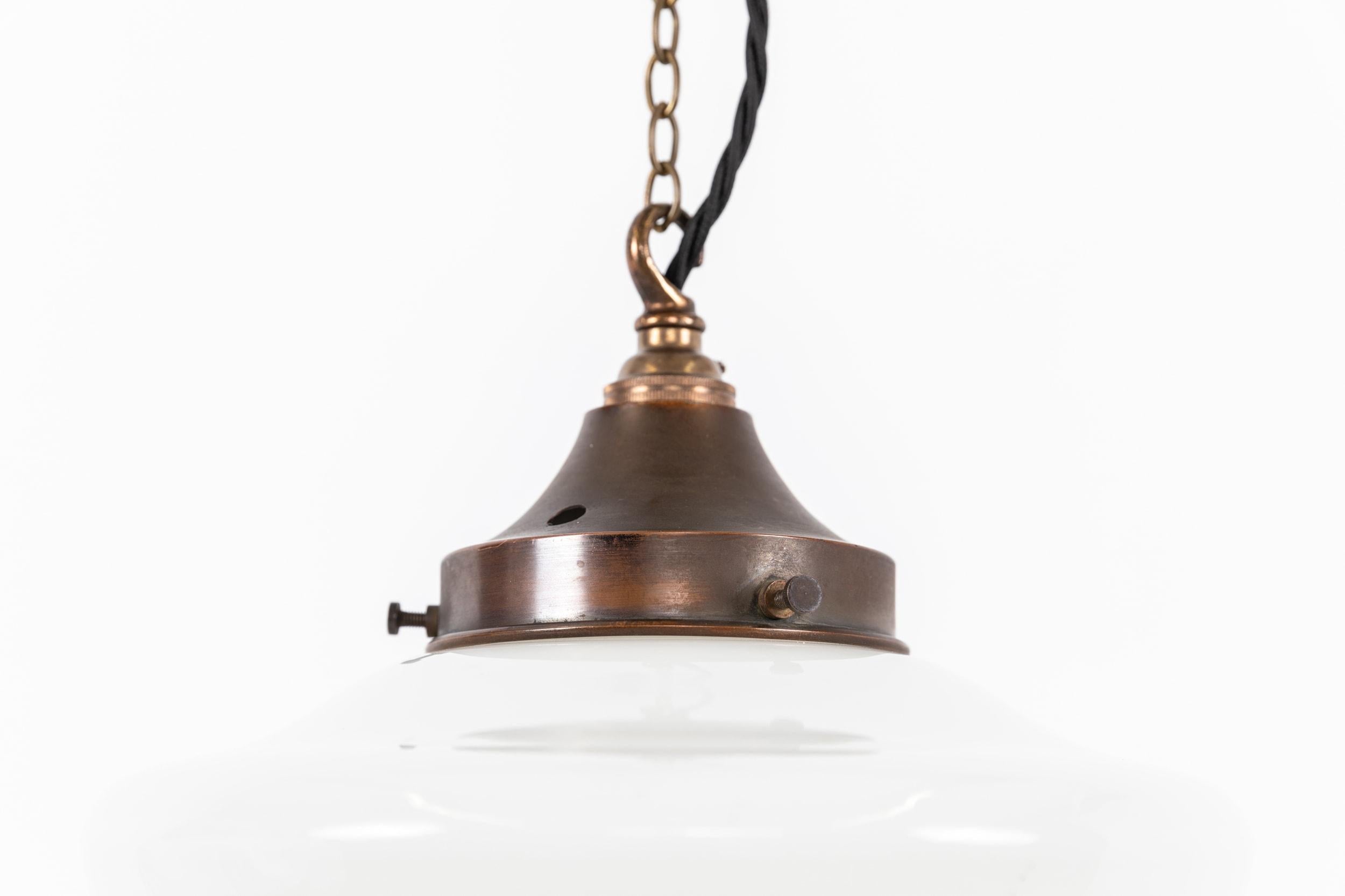 Magnifique lampe suspendue en verre opalin pressé avec galerie en laiton. C.C.1920.

Abat-jour en verre opalin moulé, ce type de lampe se trouvait souvent dans les églises et les chapelles du pays. 

Recâblé avec 1m de câble torsadé noir.
