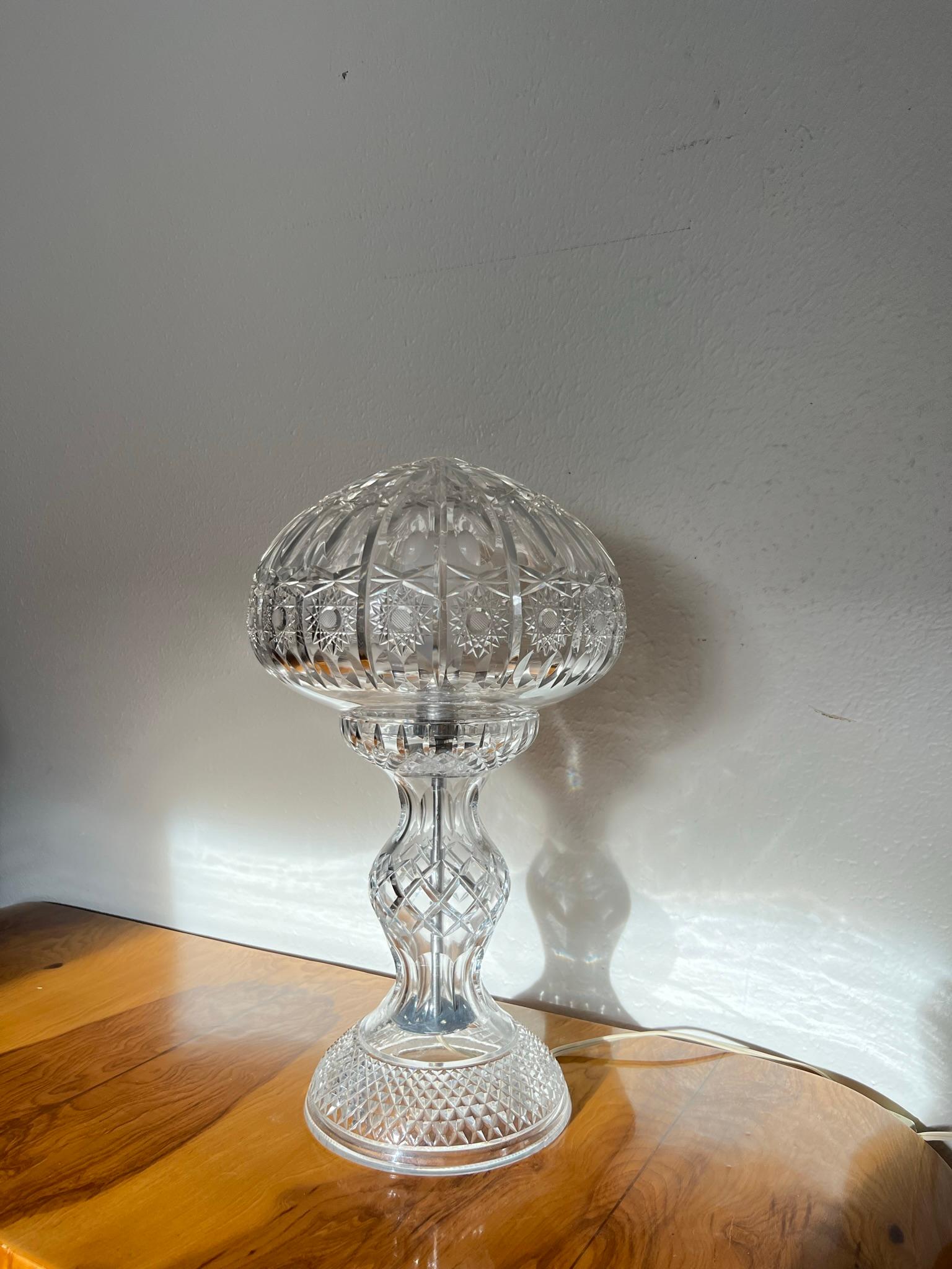 Sculpté à la main Lampe de bureau vintage Art déco ancienne en cristal champignon taillé à la main en vente