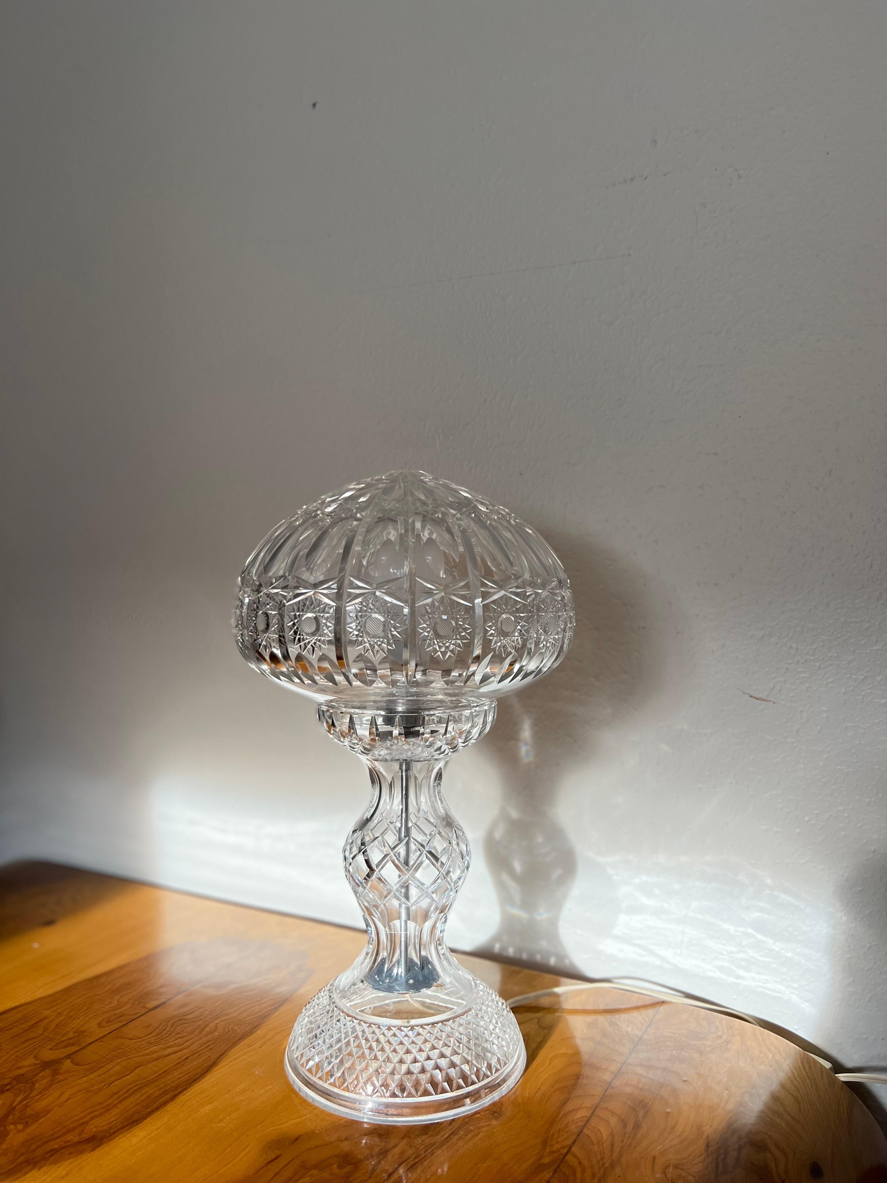 Milieu du XXe siècle Lampe de bureau vintage Art déco ancienne en cristal champignon taillé à la main en vente