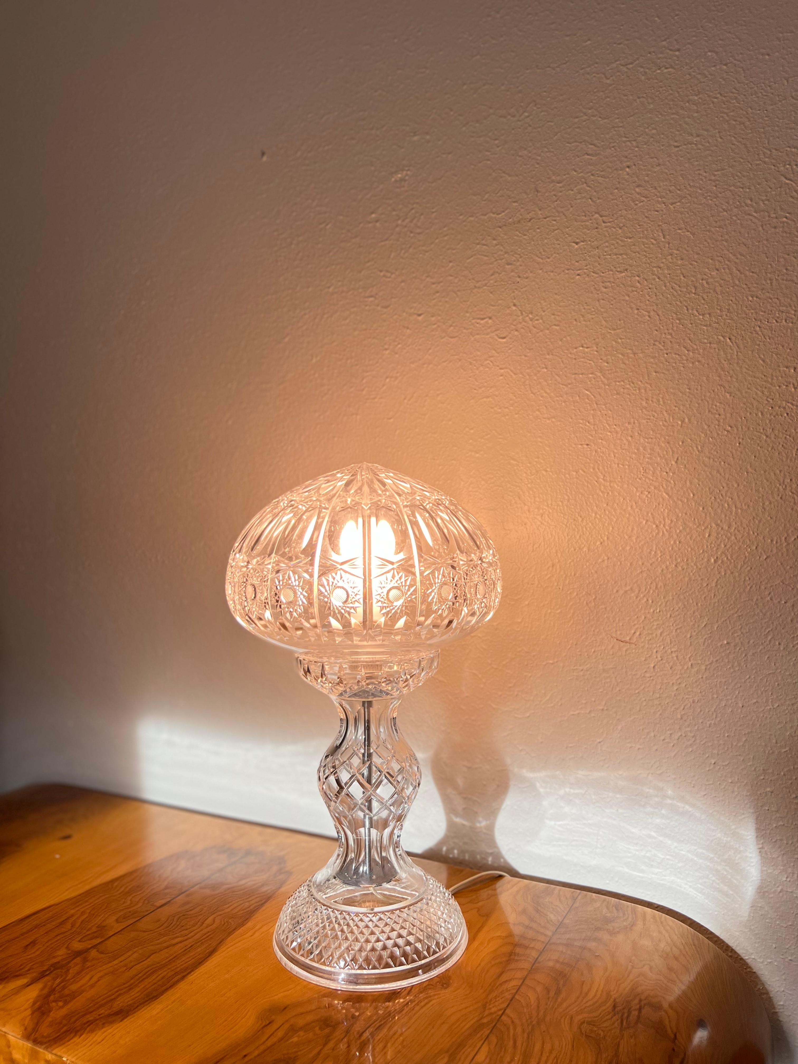 Cristal Lampe de bureau vintage Art déco ancienne en cristal champignon taillé à la main en vente