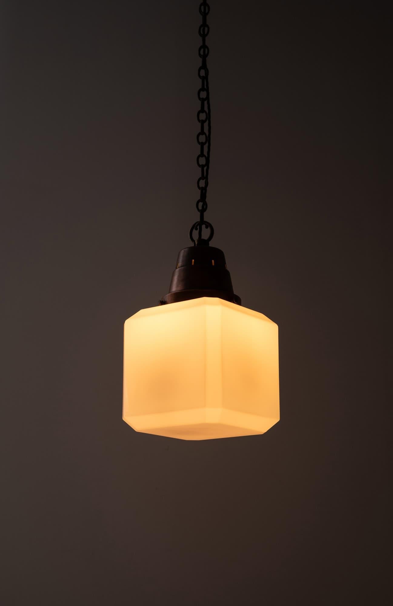 Lámpara Colgante Antigua Art Decó GEC Cubo de Cristal Opalino, C.1930 mediados del siglo XX en venta