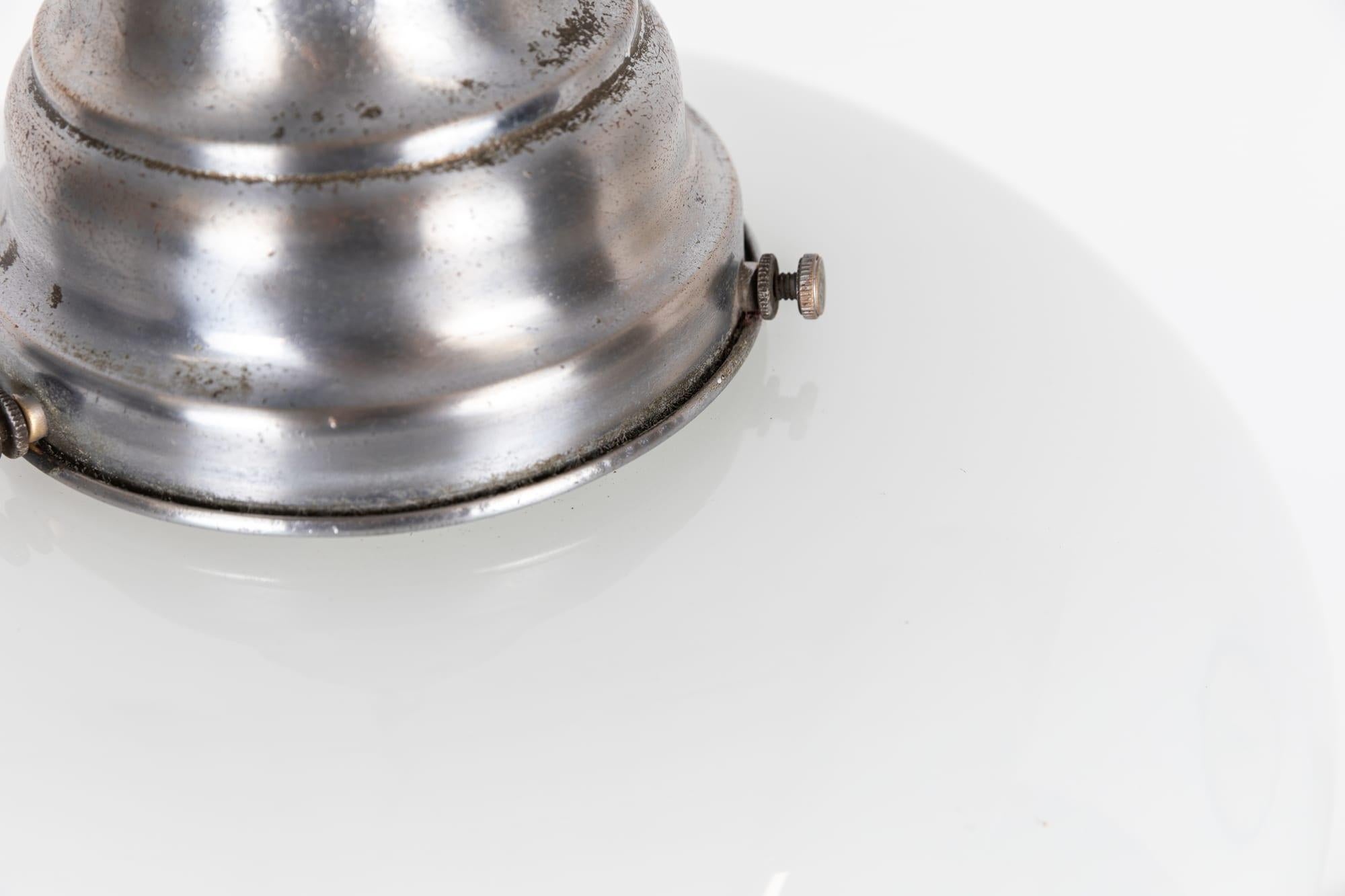 Pressé Lampe pendante d'église Art Déco ancienne en verre opalin ovalide, vers 1930 en vente