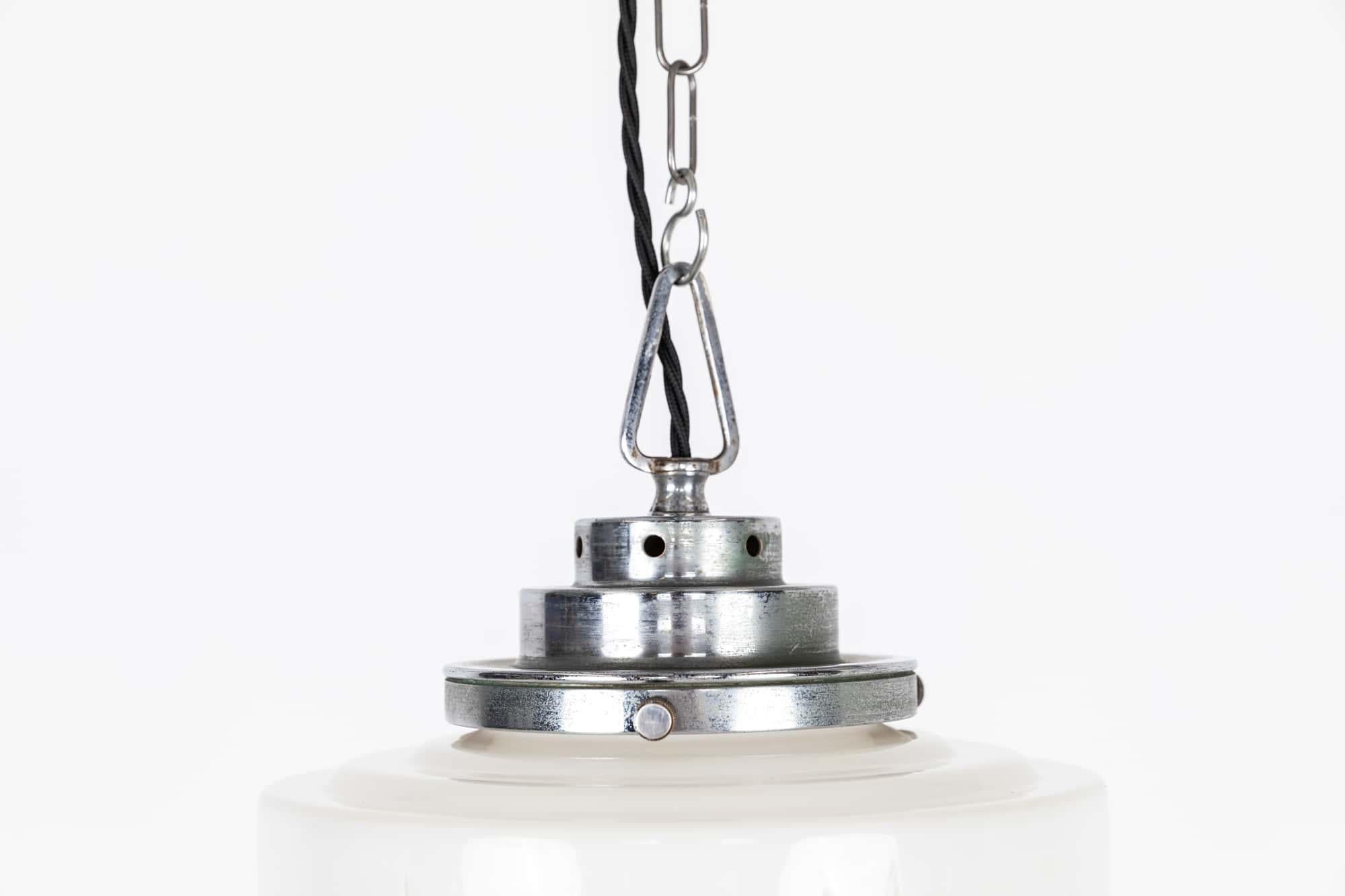 Anglais Lampe à suspension Art déco ancienne ronde en verre opalin taillé en gradins, vers 1930 en vente
