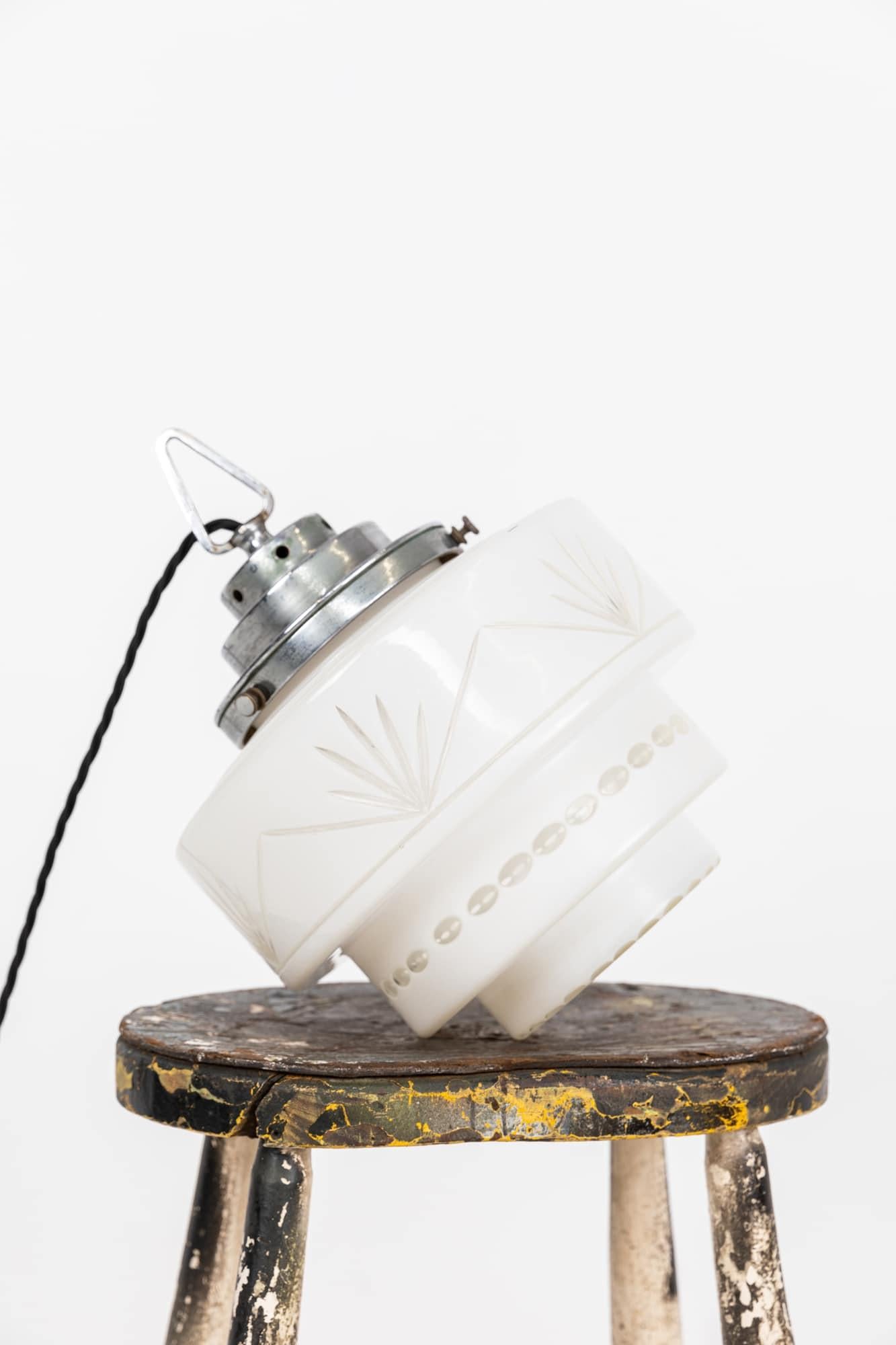 Milieu du XXe siècle Lampe à suspension Art déco ancienne ronde en verre opalin taillé en gradins, vers 1930 en vente