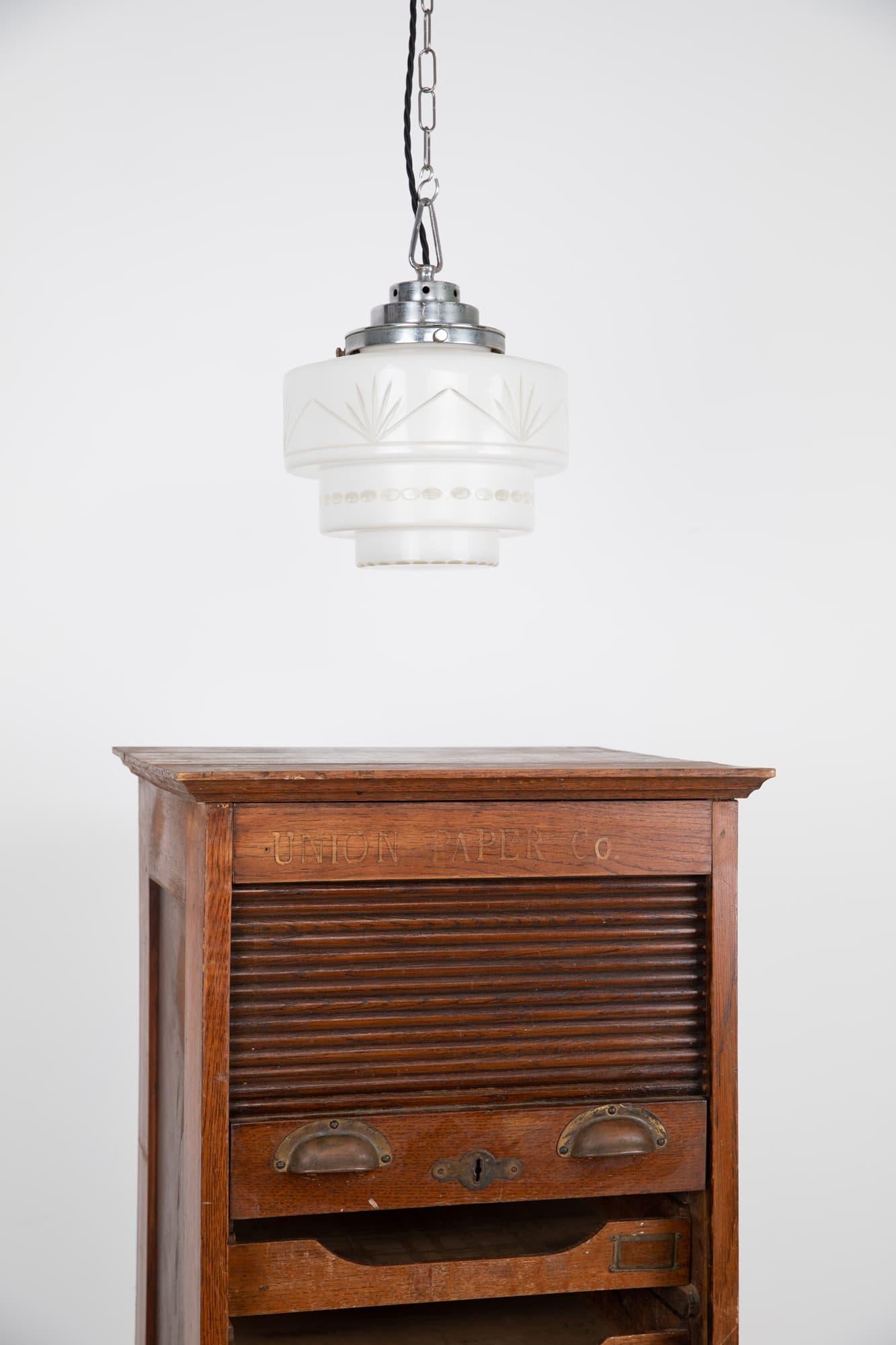 Verre Lampe à suspension Art déco ancienne ronde en verre opalin taillé en gradins, vers 1930 en vente
