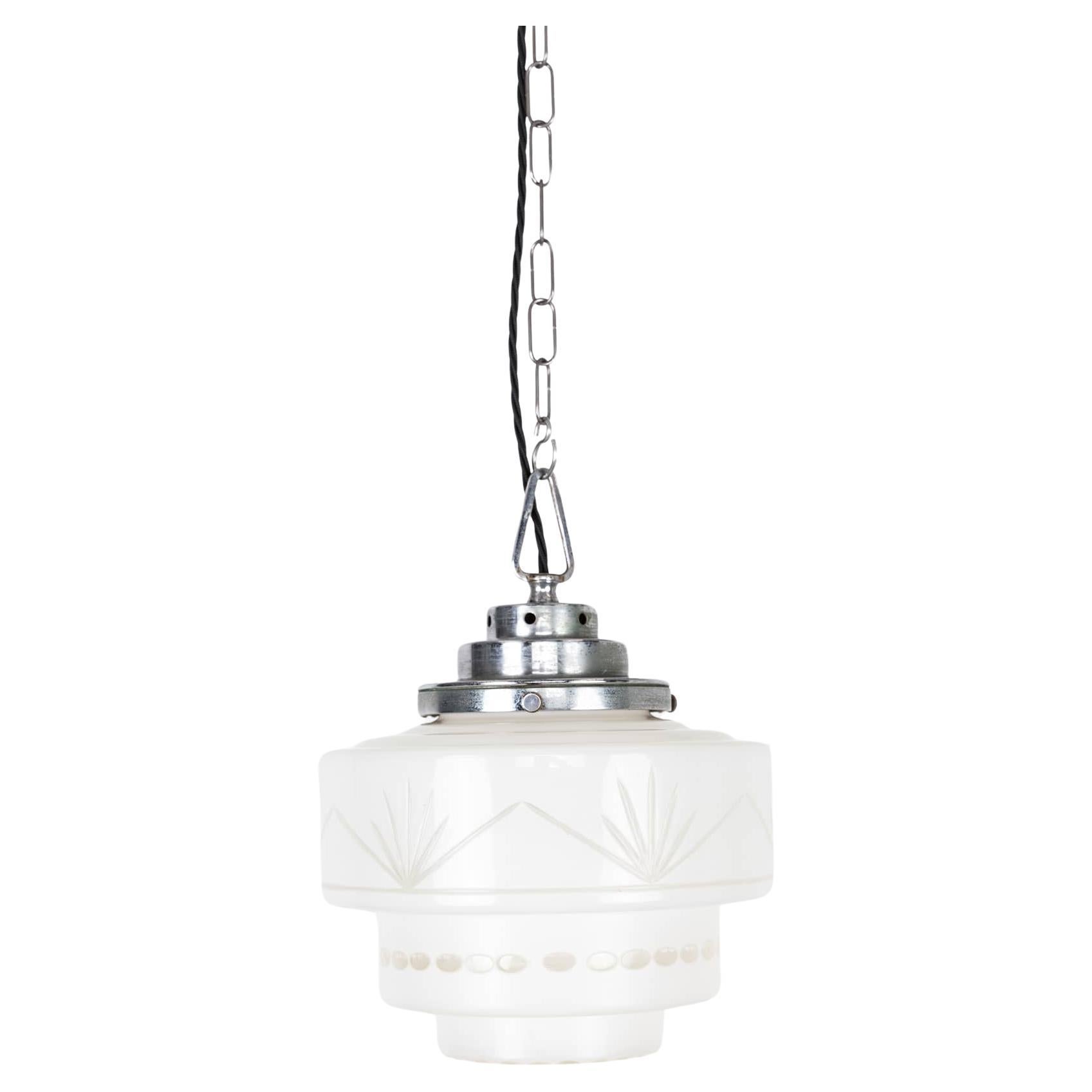 Lampe à suspension Art déco ancienne ronde en verre opalin taillé en gradins, vers 1930 en vente