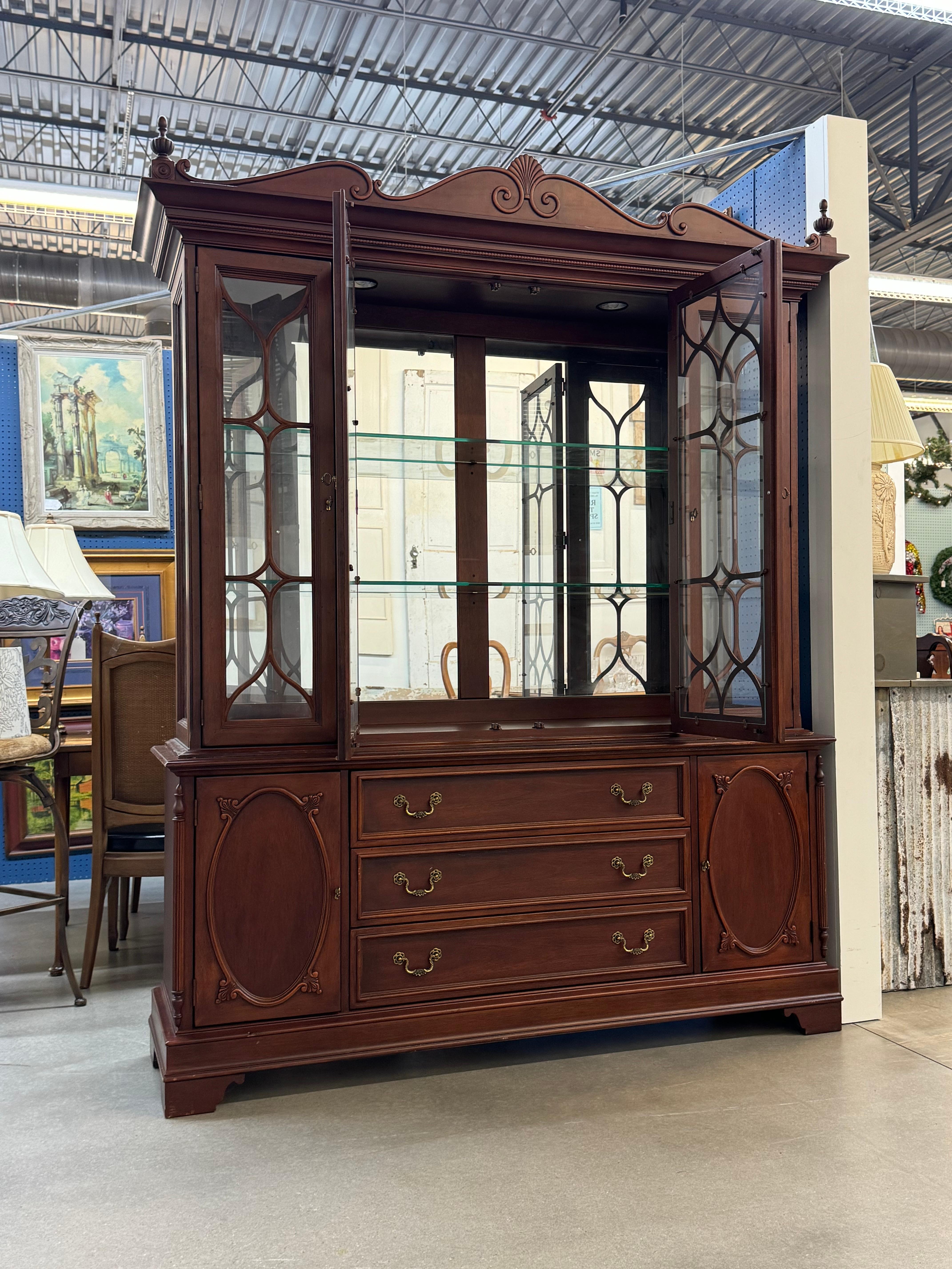 Ce meuble vintage / antique a été fabriqué par lineage une subdivision du patrimoine de Drexel aux USA. .deux pièces  Il s'agit d'un magnifique meuble, parfait pour ajouter une touche d'élégance à n'importe quelle pièce. Fabriquée en bois de haute