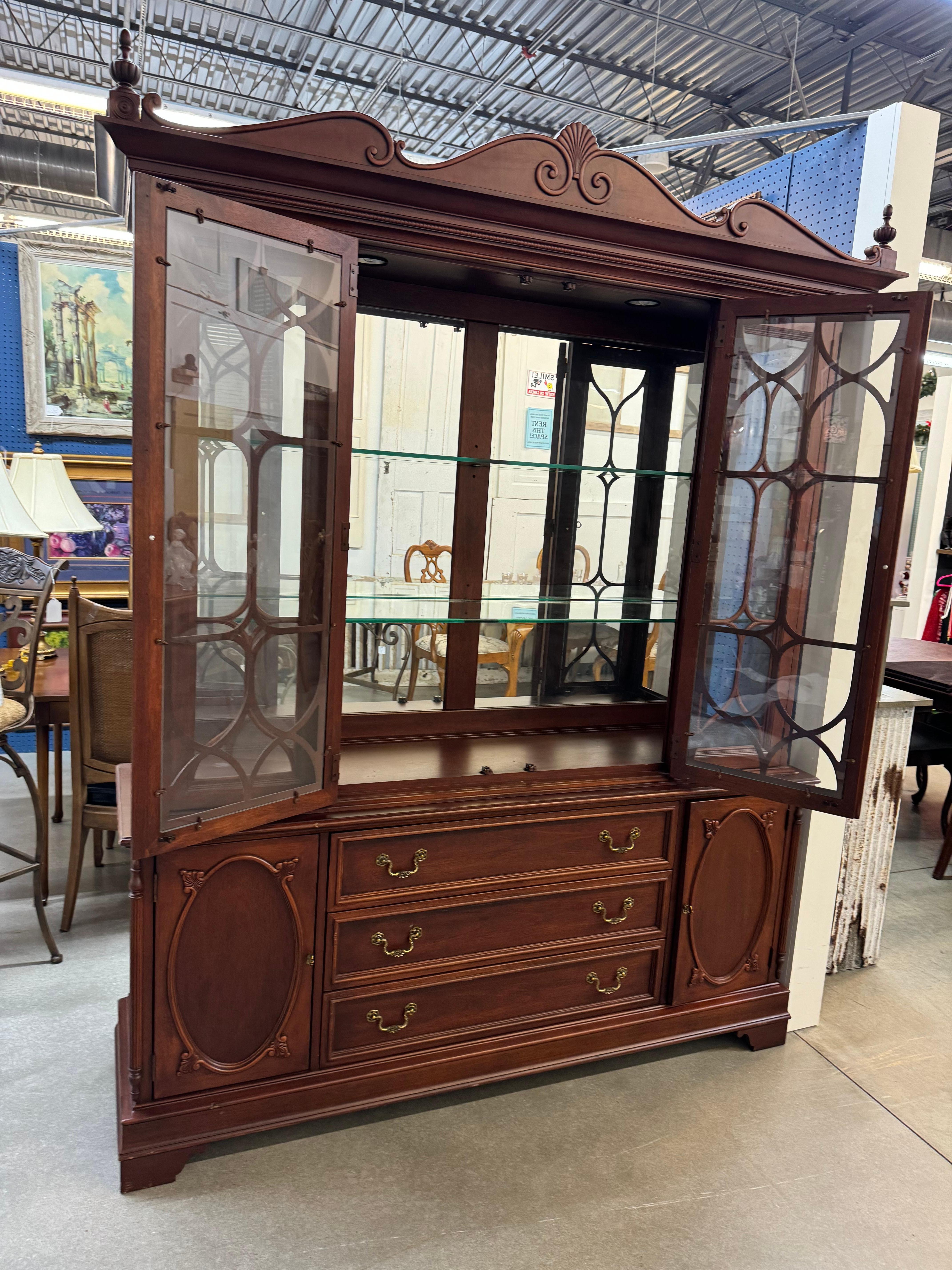 Classique américain Vintage  Meuble de rangement ancien fabriqué par Lineage, sous division de Drexel Heritage en vente