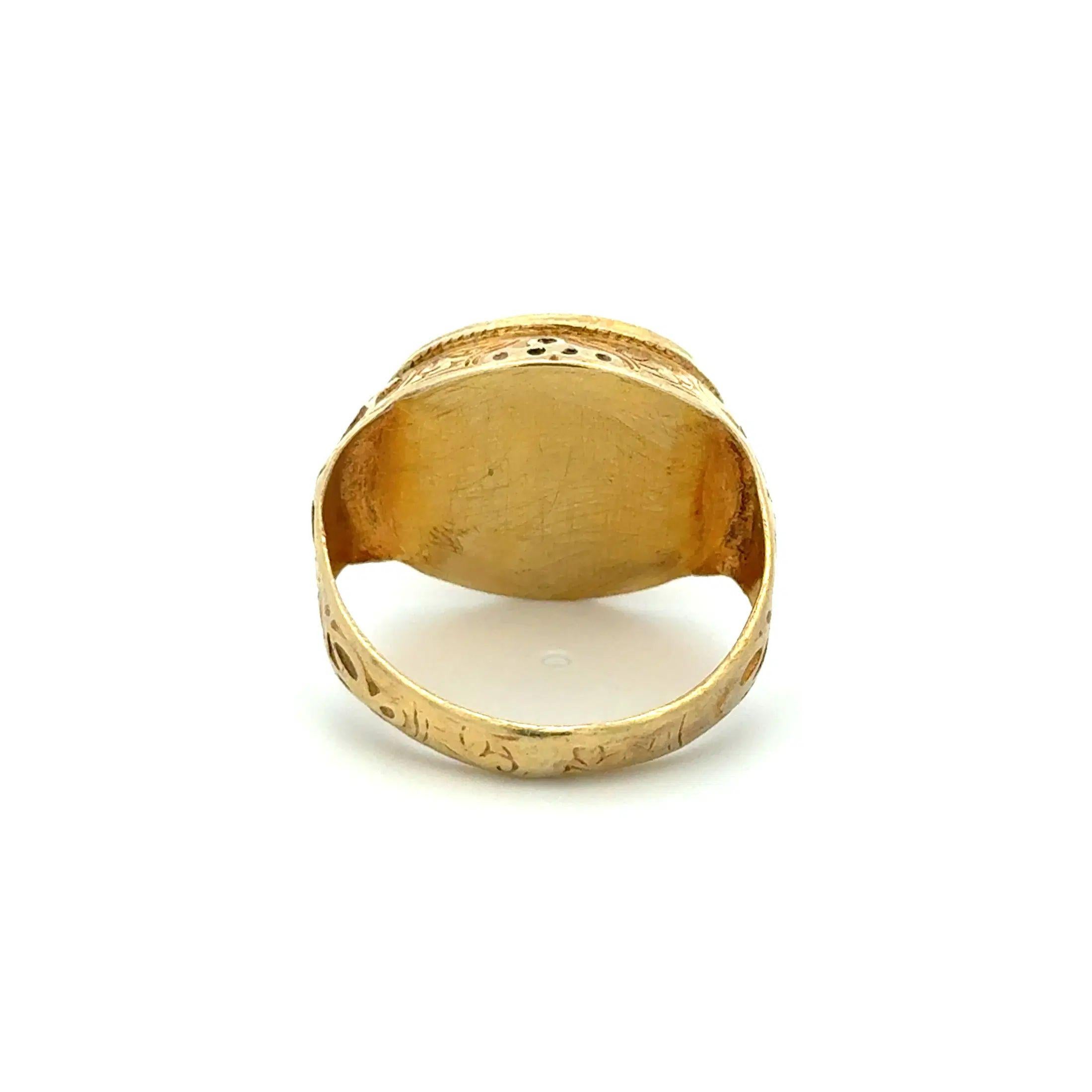 Vintage Antique Carnelian Intaglio Engraved Gold Ring In Excellent Condition For Sale In Montreal, QC