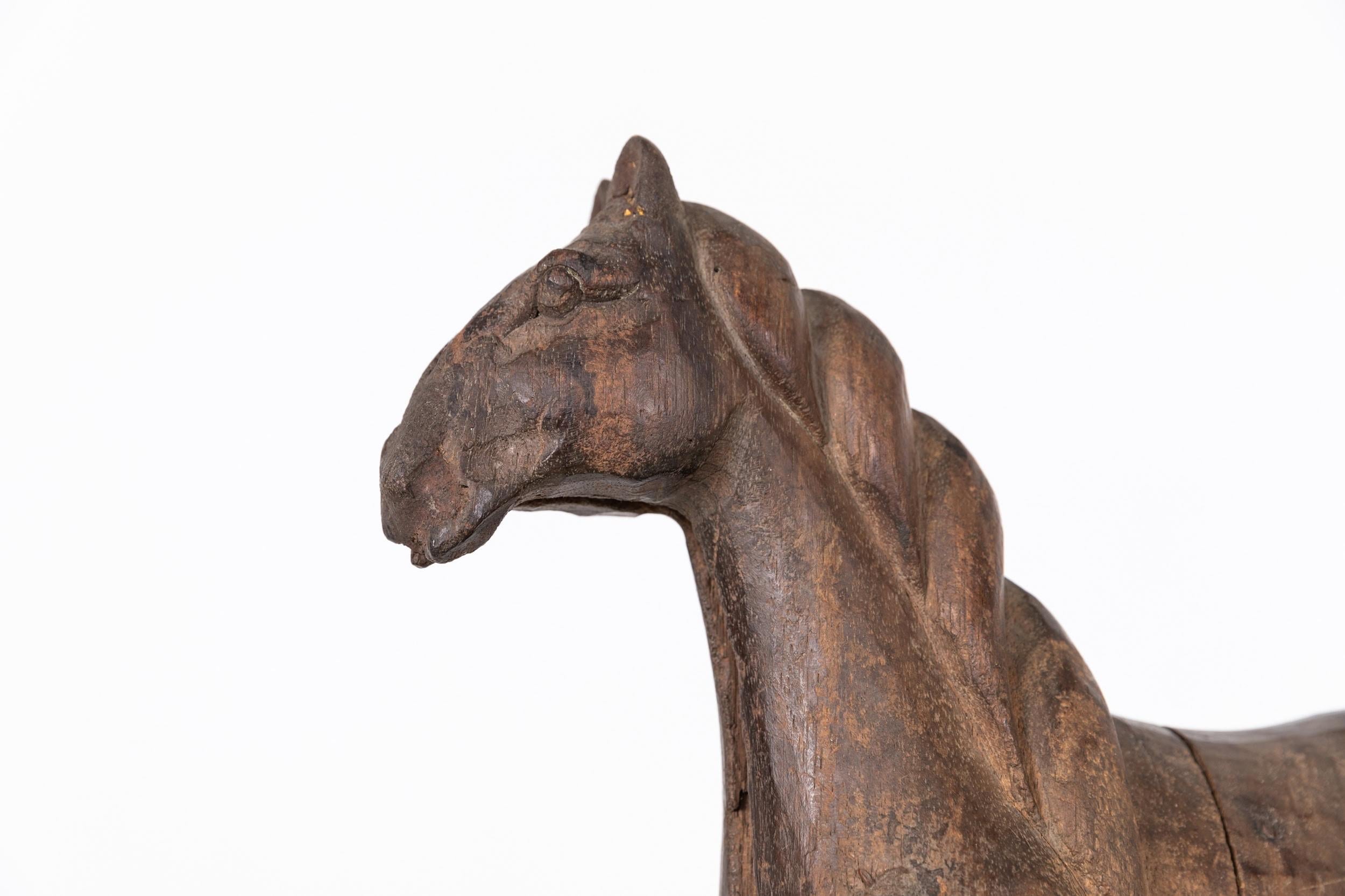 Maravillosa estatua tallada en madera dura de un caballo saltando. c.1940

Un poco ingenua pero llena de encanto tallado en madera dura. Preciosos detalles en toda la casa. Pérdida evidente de una pata trasera. Montada en un soporte posterior