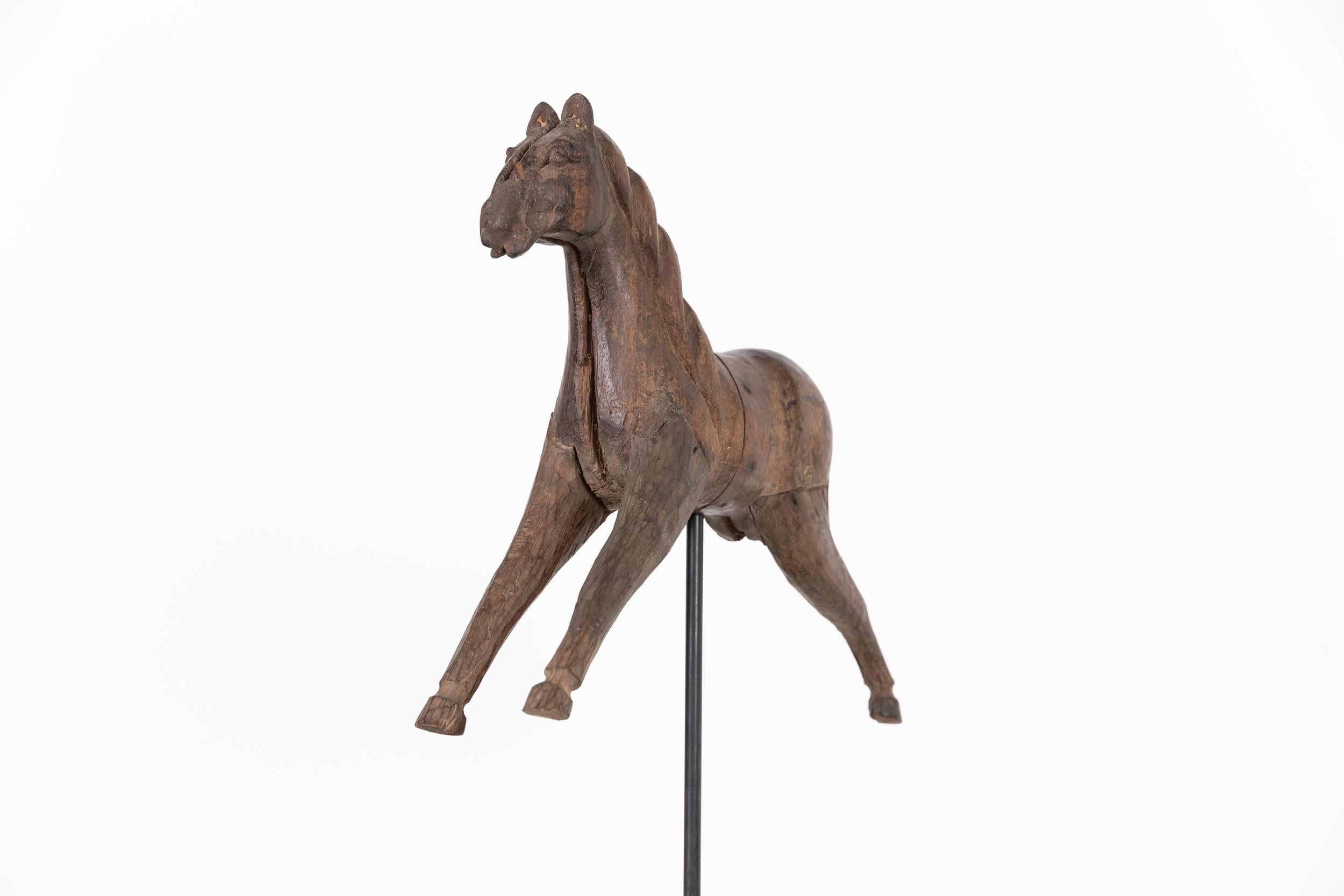 Caballo antiguo de madera tallada de arte popular, c.1940 Tallado a mano en venta