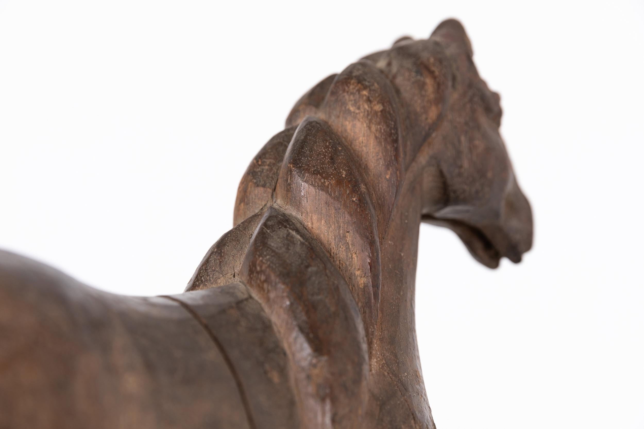 Caballo antiguo de madera tallada de arte popular, c.1940 siglo XX en venta