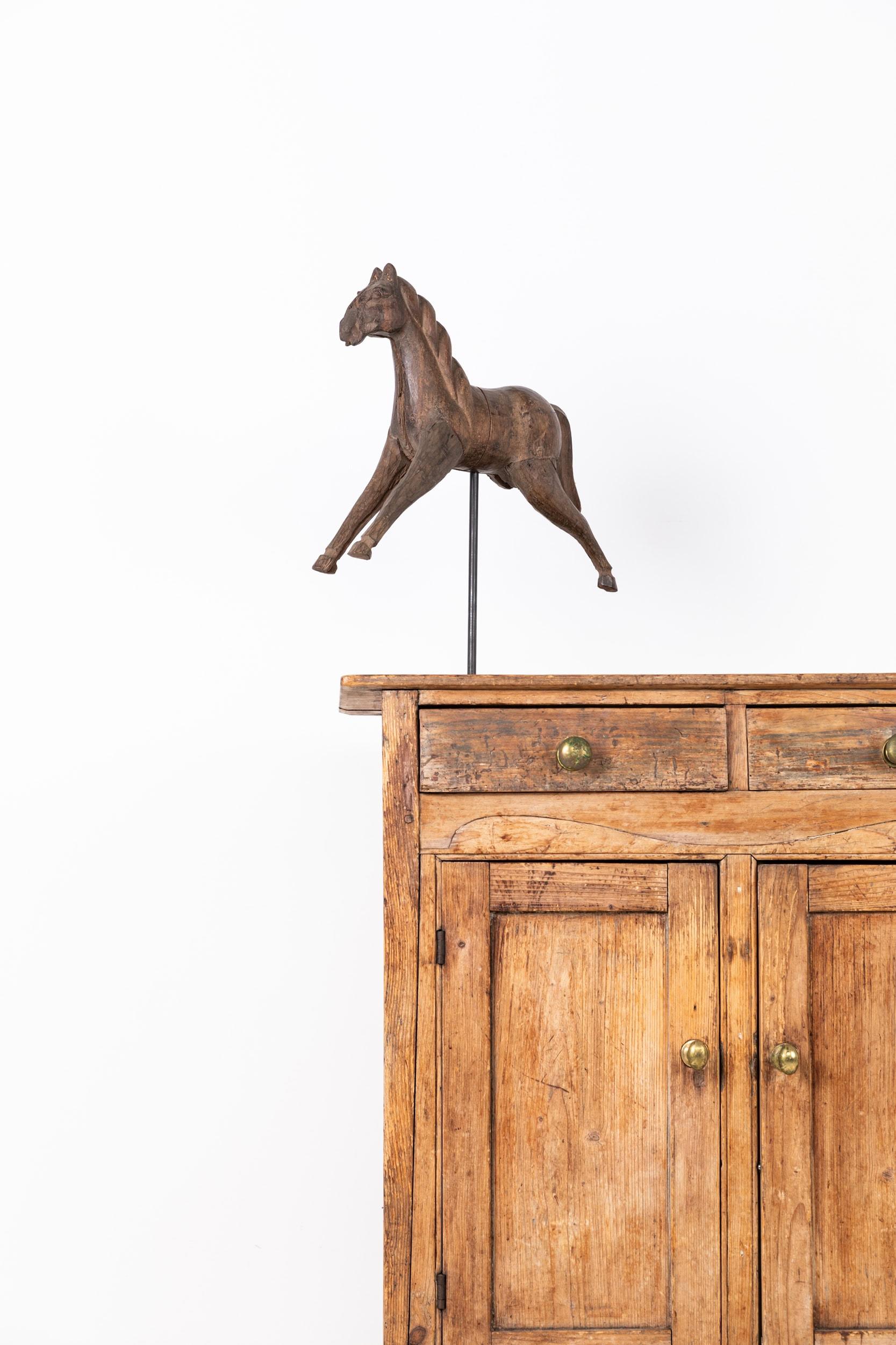Caballo antiguo de madera tallada de arte popular, c.1940 en venta 1
