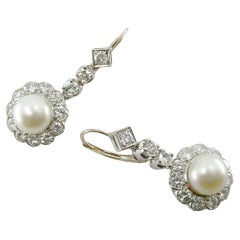 Boucles d'oreilles vintage en or blanc avec halo de diamants et perles anciennes - 1,50 carat