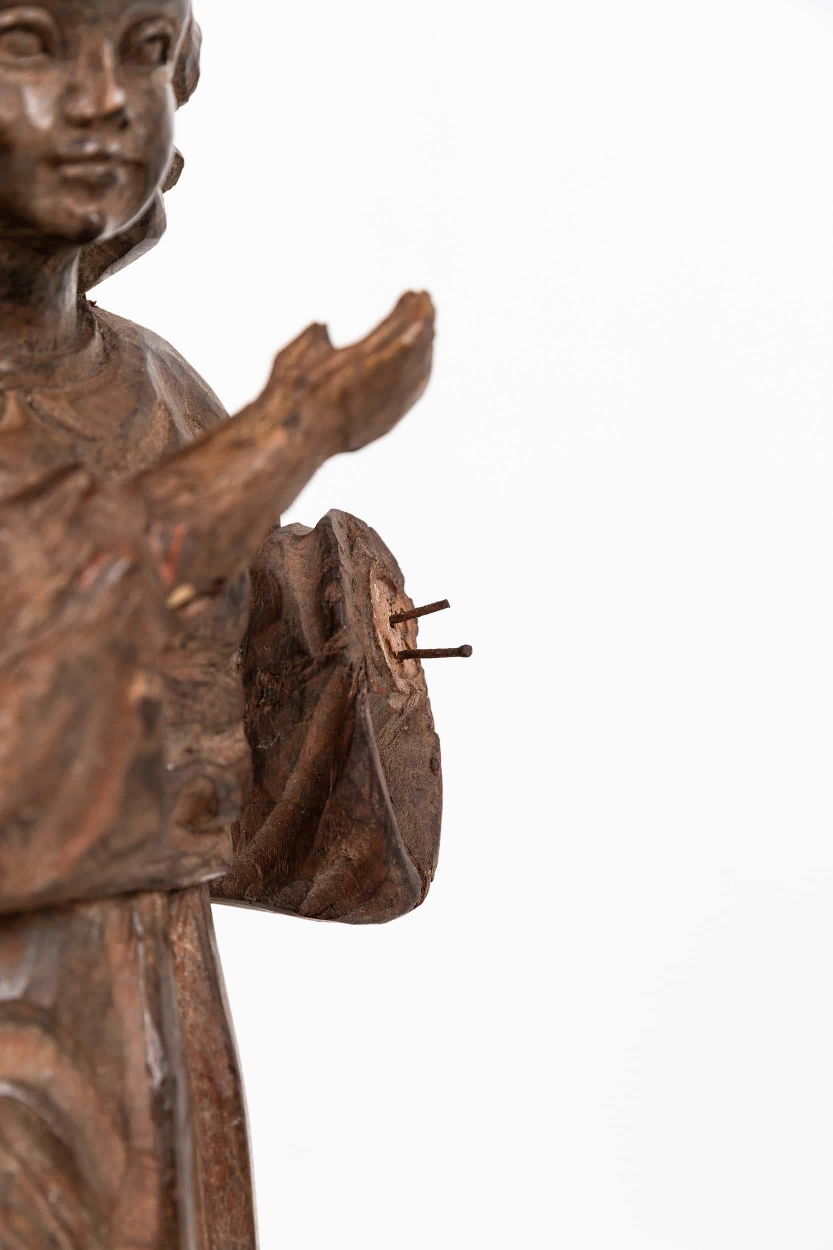 Inglese Antico Vintage Statuetta religiosa in legno intagliato dei primi del Novecento, 1920 ca. in vendita