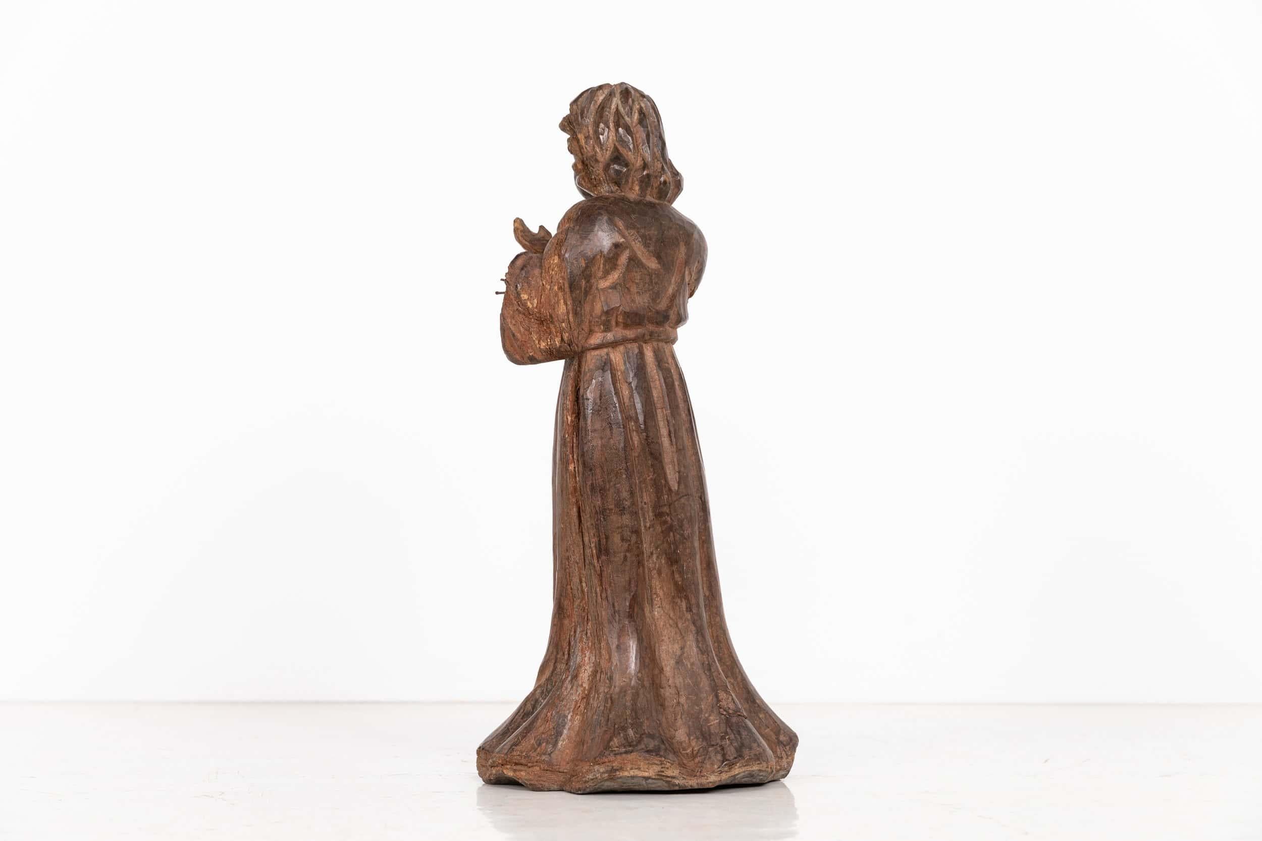 Intagliato a mano Antico Vintage Statuetta religiosa in legno intagliato dei primi del Novecento, 1920 ca. in vendita