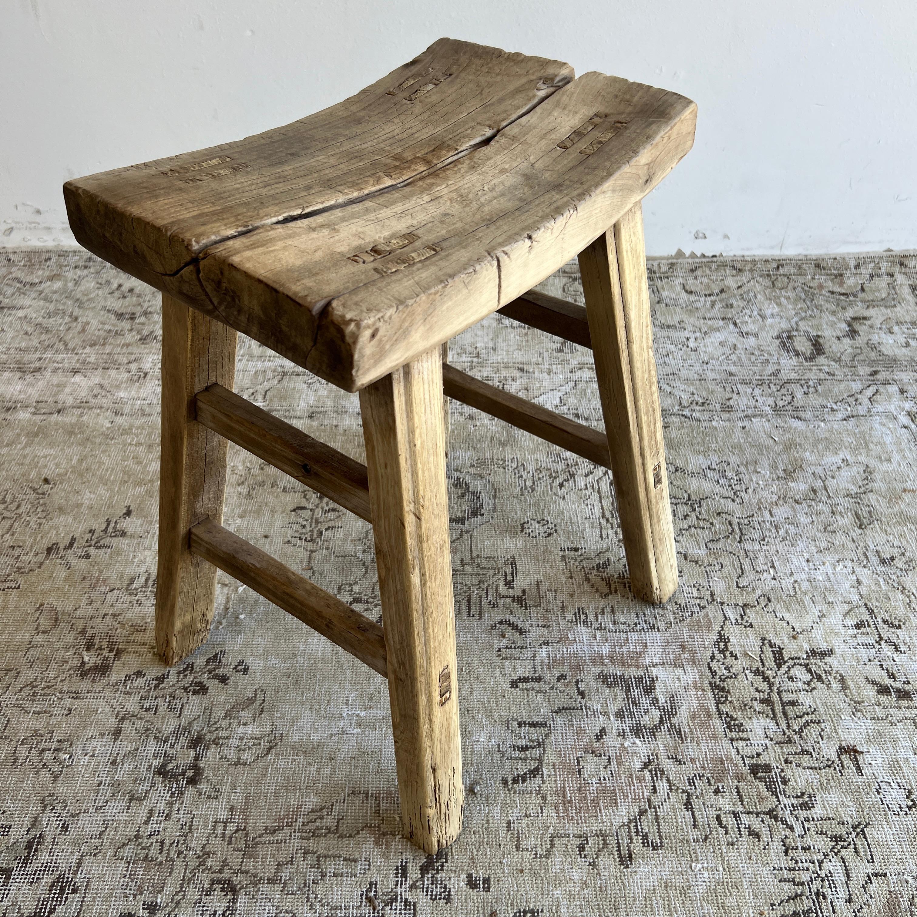 Antiker Vintage-Hocker aus Ulmenholz mit geschwungenem Sitz im Zustand „Gut“ im Angebot in Brea, CA