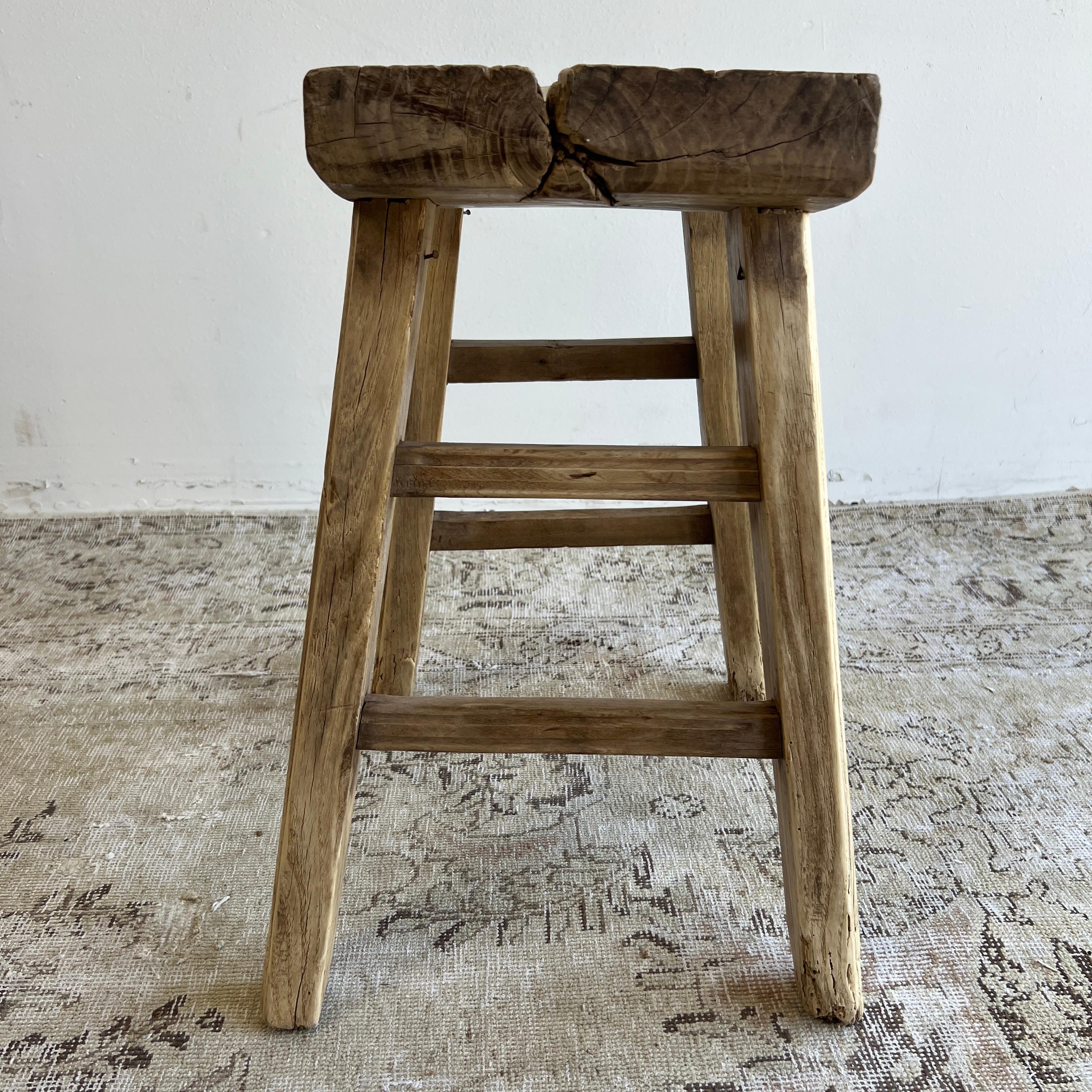 Antiker Vintage-Hocker aus Ulmenholz mit geschwungenem Sitz im Angebot 2