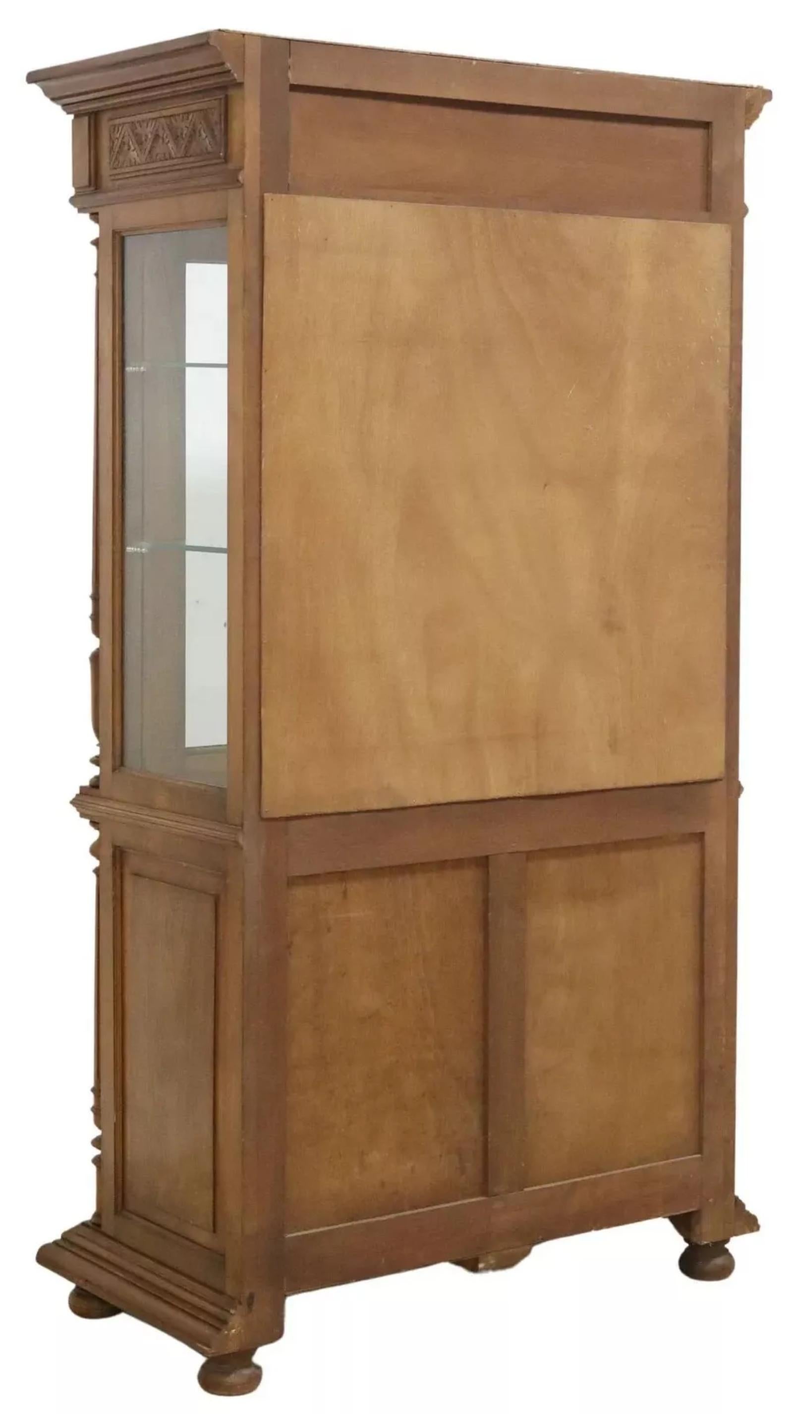 Français Vintage / Antique French, Carved Wood, Walnut, Glass Display Cabinet, Vitrine ! en vente