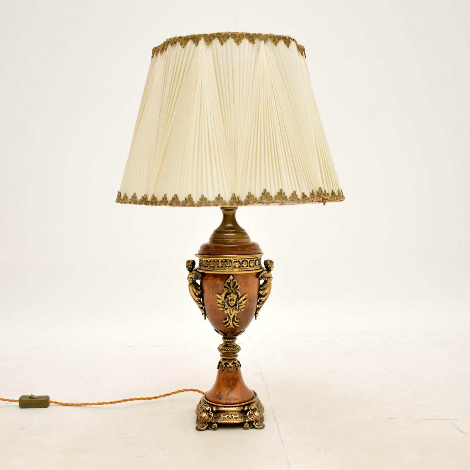 Eine schöne und gut gemachte französische Vintage-Lampe, etwa aus den 1950er Jahren.

Es ist von hervorragender Qualität, mit verzierten vergoldeten Metallbeschlägen, es ist ein großes und beeindruckendes Format.

Der Zustand ist für sein Alter sehr
