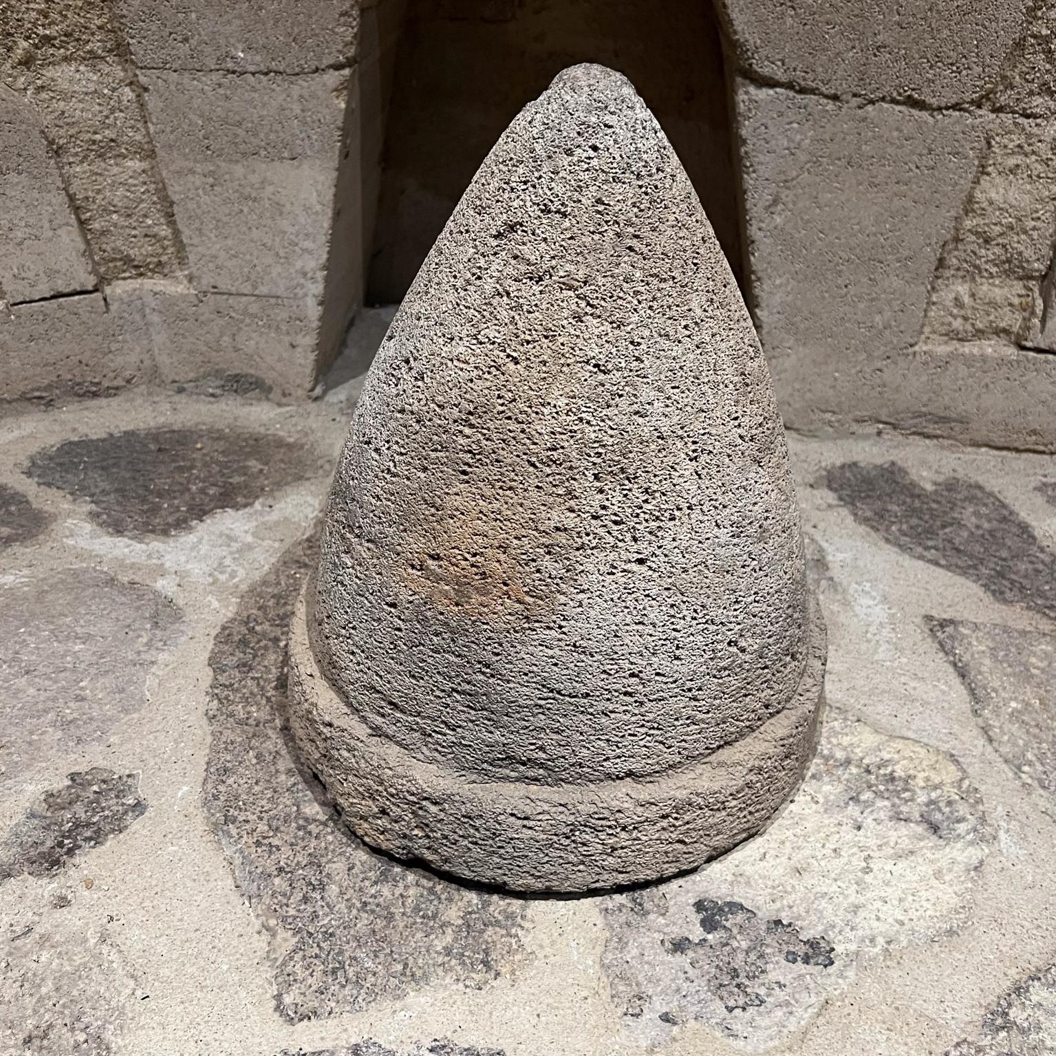 Primitive antike handgeschnitzte Stein-Wasserfilter, Mexiko (Rustikal) im Angebot