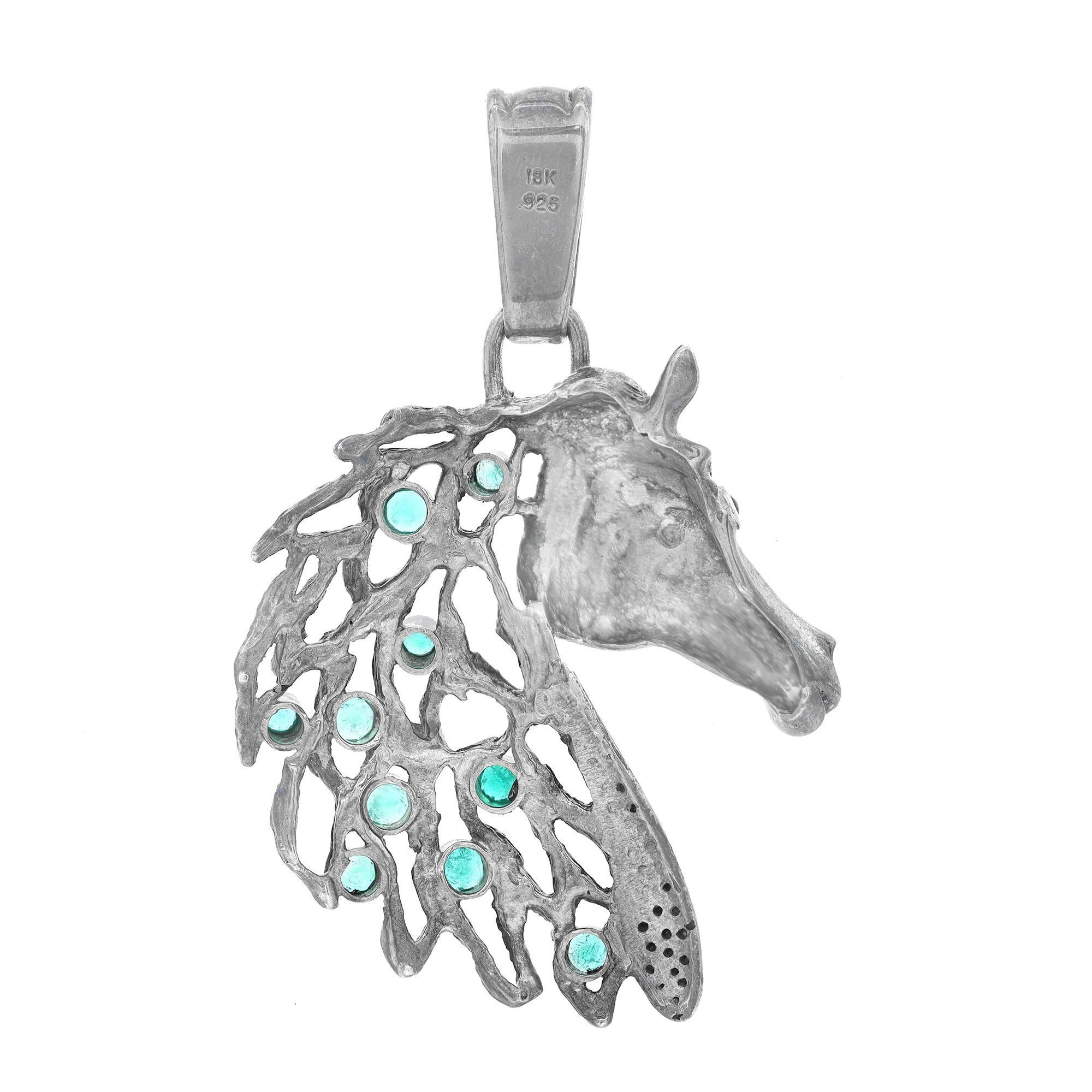 Vintage Antique pendentif en forme de cheval avec émeraude verte et rubis. Comprenant 10 émeraudes colombiennes taillées en rond et serties en biseau pesant approximativement 3.50 carats avec 2 rubis cabochon ronds pesant 0.80 carat. Magnifique