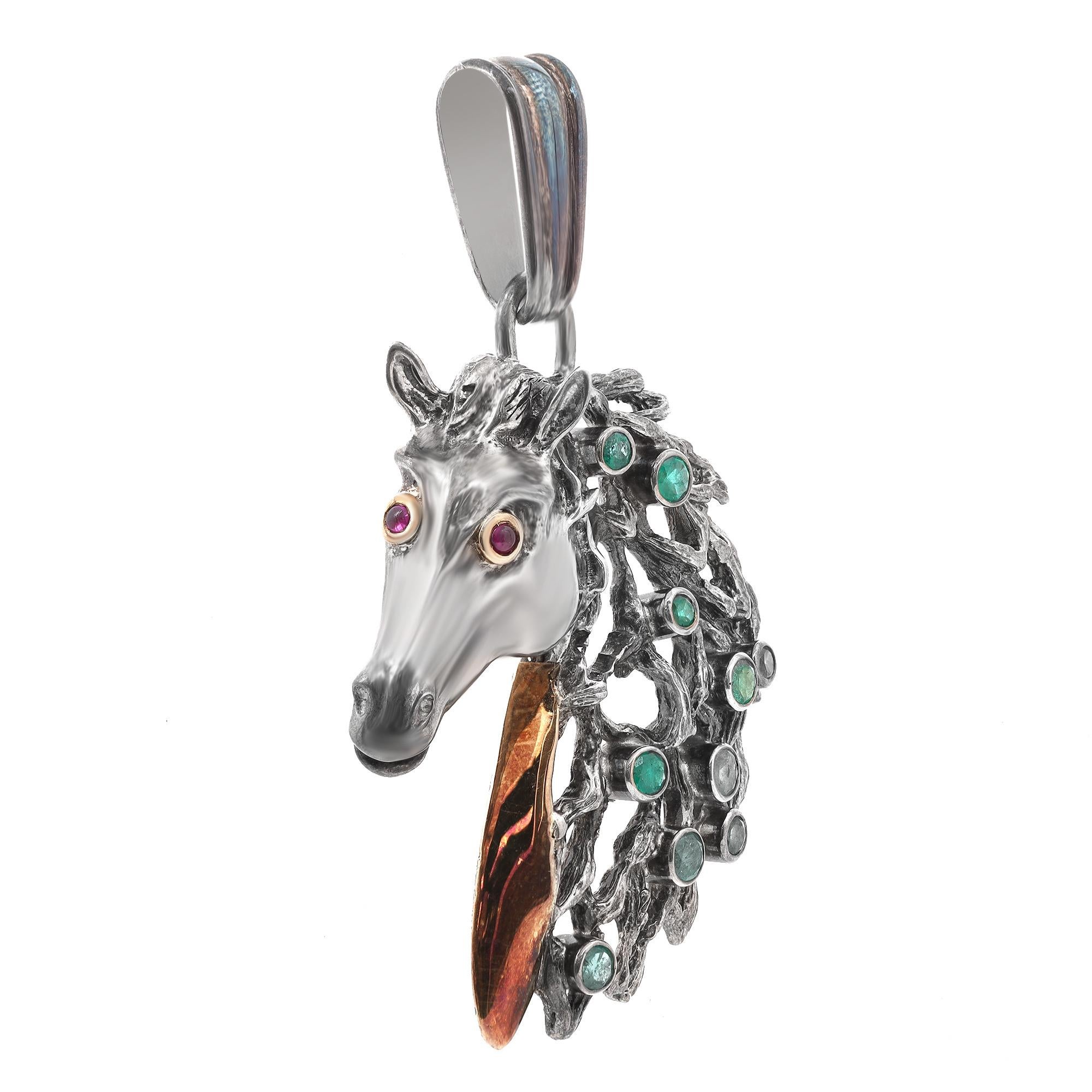 Moderne Pendentif vintage ancien en argent sterling 925 avec émeraude et rubis représentant un cheval en vente