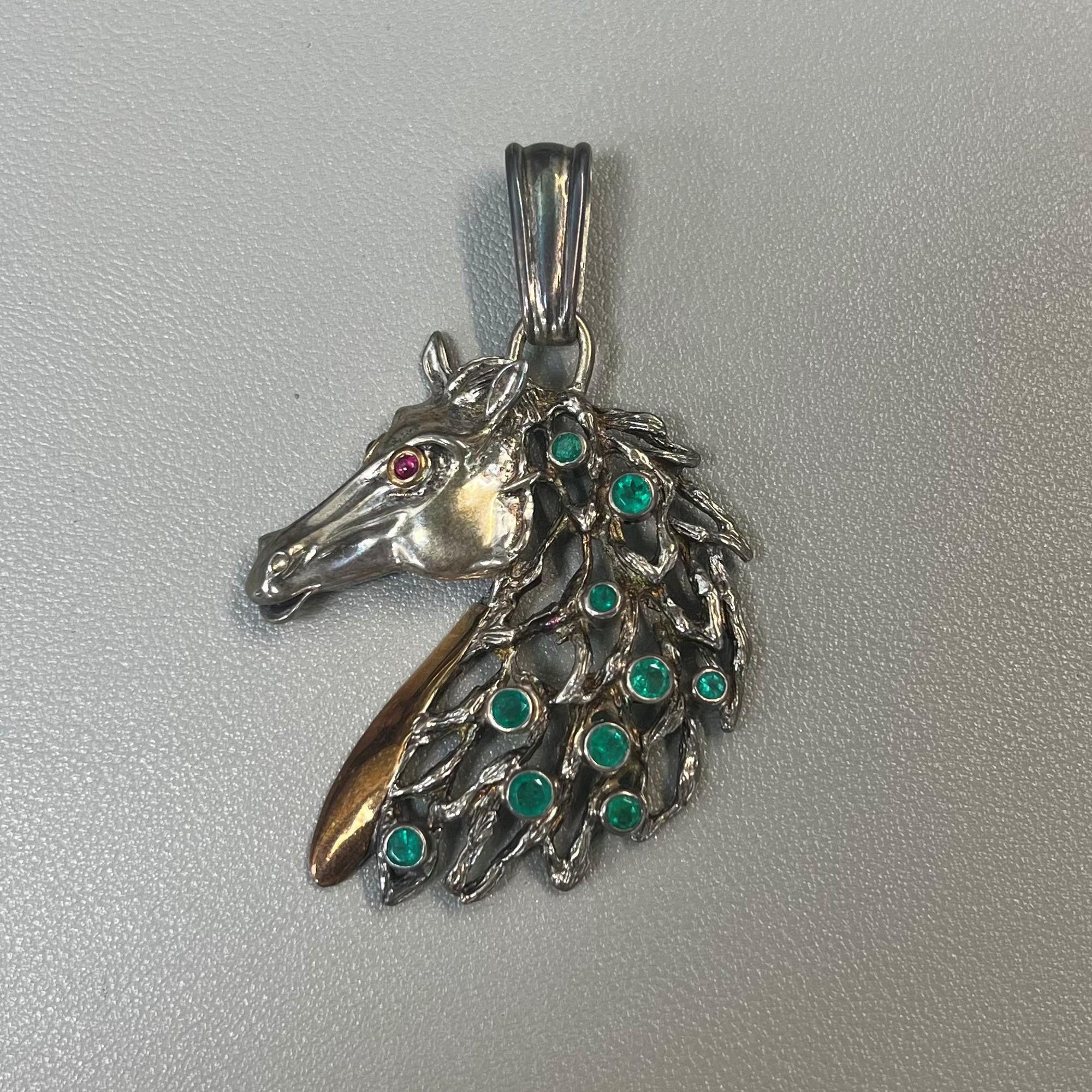 Taille ronde Pendentif vintage ancien en argent sterling 925 avec émeraude et rubis représentant un cheval en vente