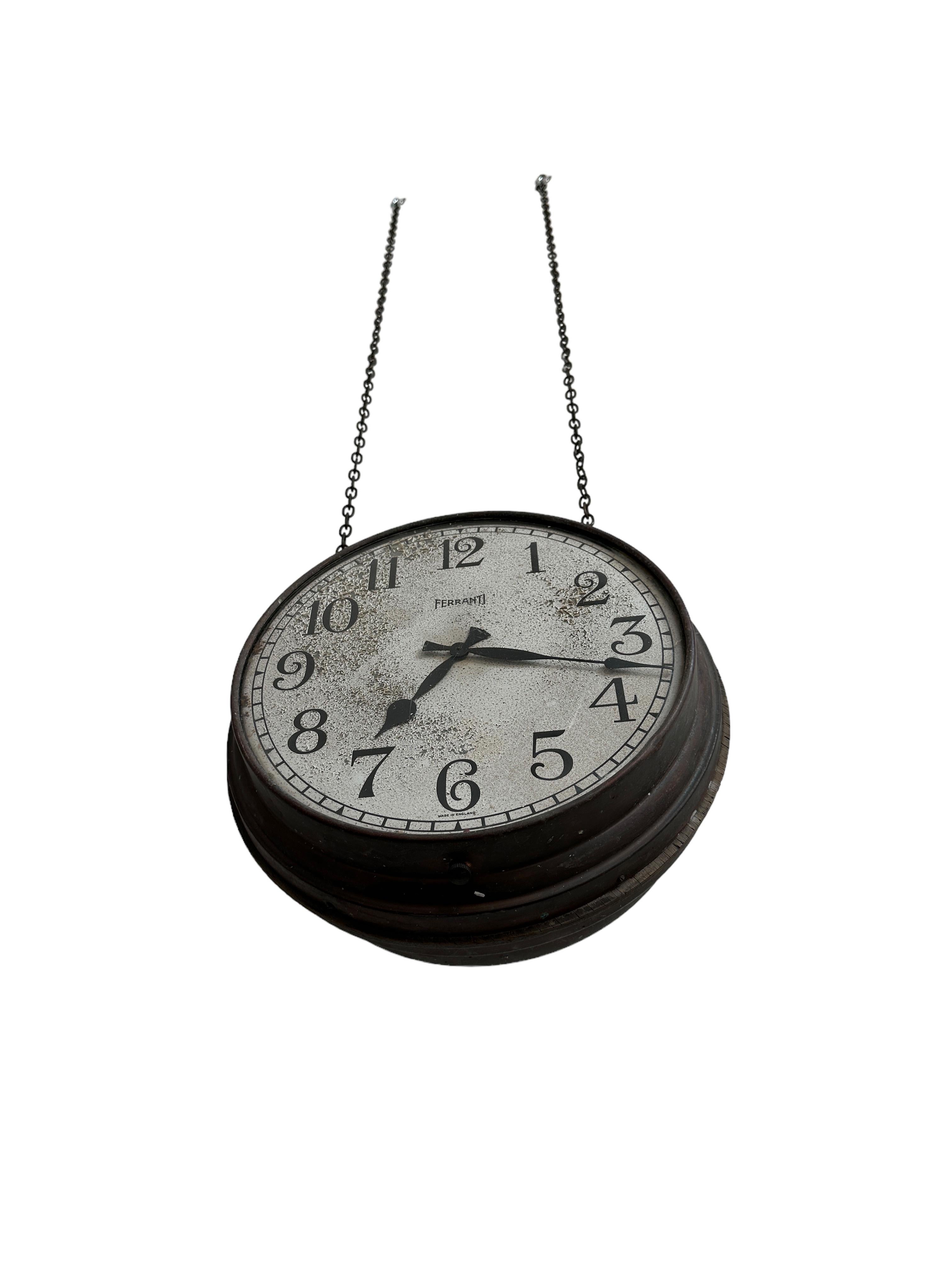 Orologio industriale d'epoca a doppia faccia in rame Ferranti da appendere in fabbrica In condizioni buone in vendita a Sale, GB