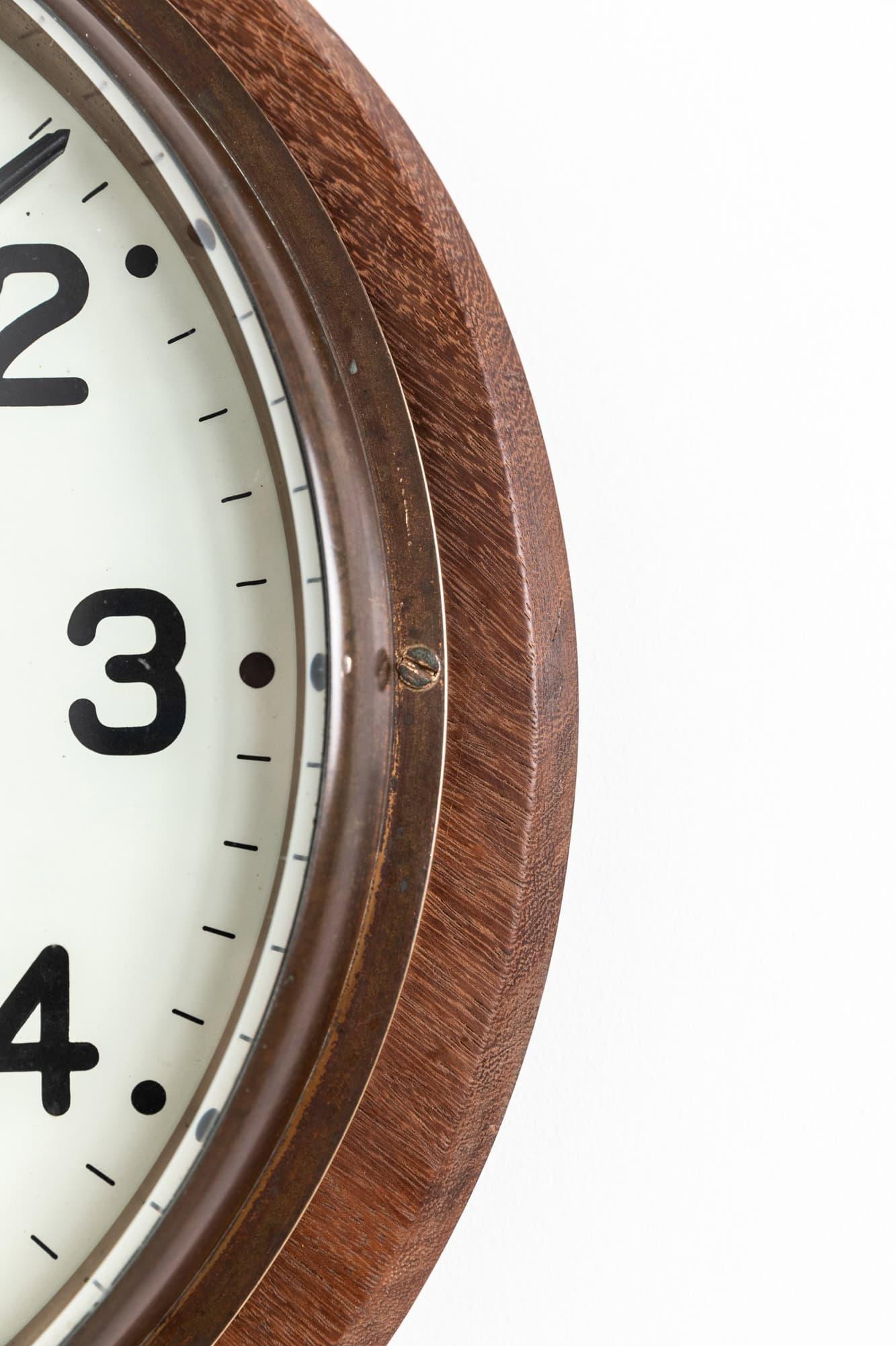 Reloj de pared industrial antiguo de madera Gents of Leicester, c 1930 Inglés