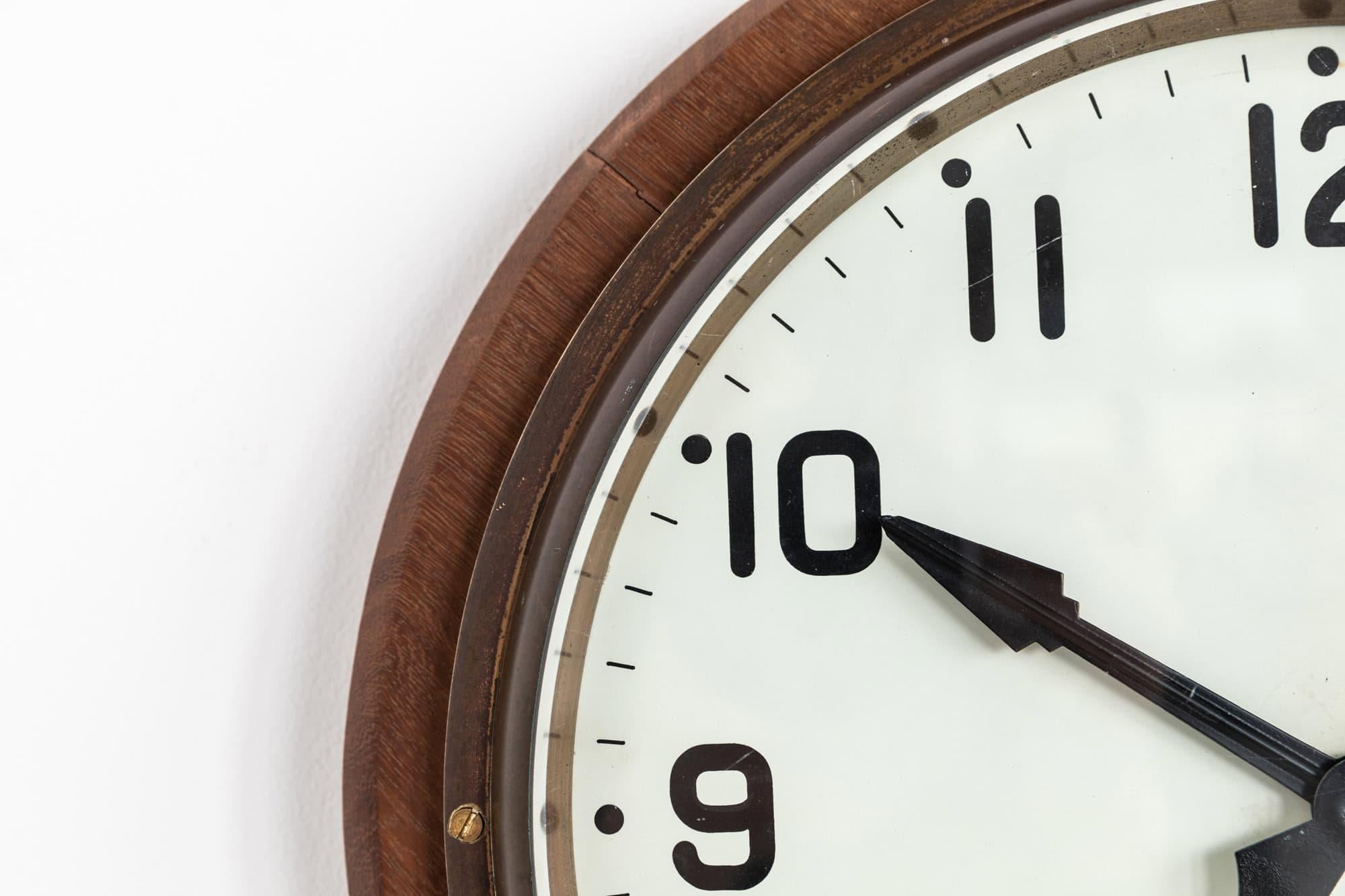 Reloj de pared industrial antiguo de madera Gents of Leicester, c 1930 en Bastante bueno Estado en London, GB