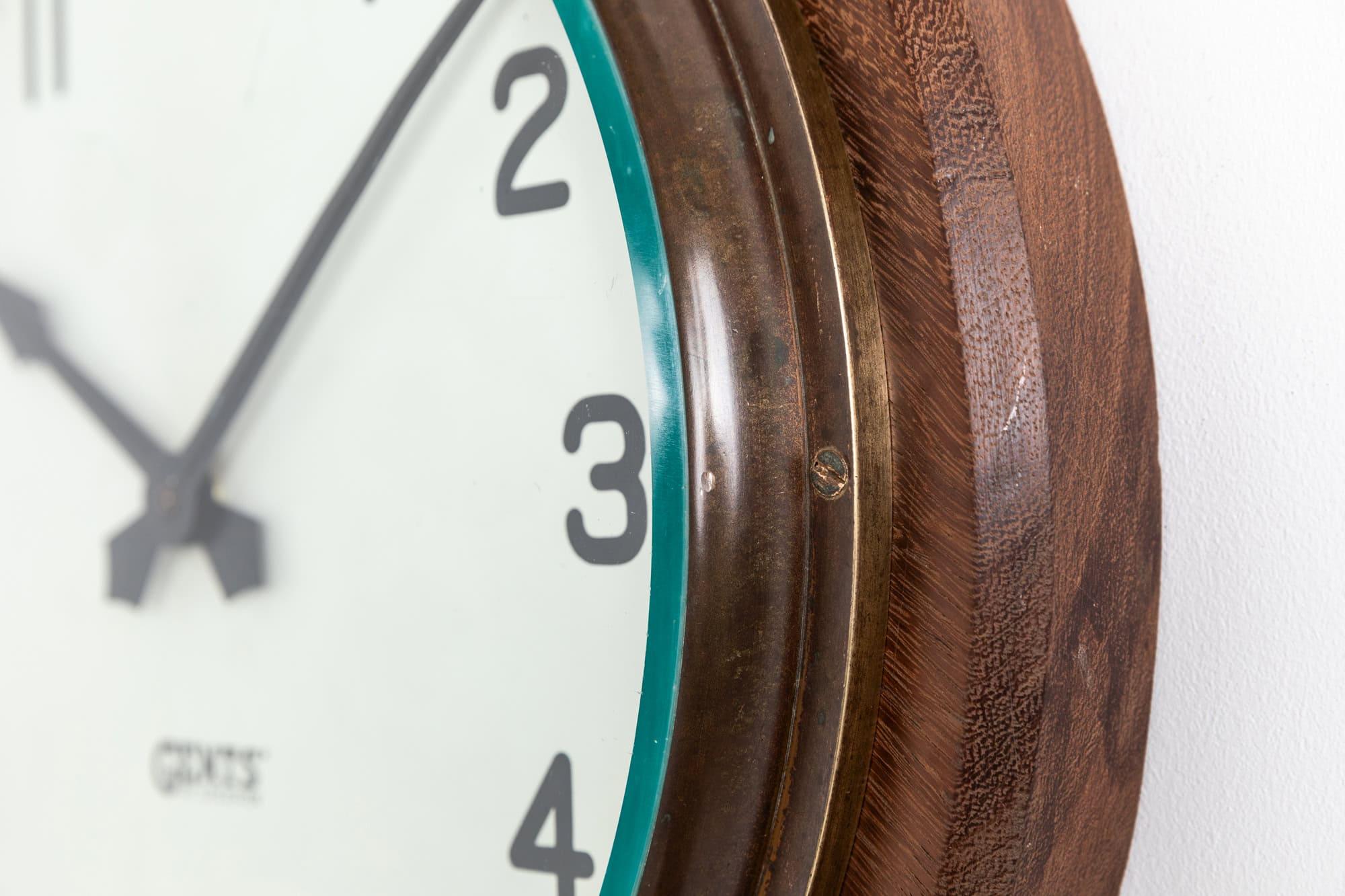 Reloj de pared industrial antiguo de madera Gents of Leicester, c 1930 Vidrio
