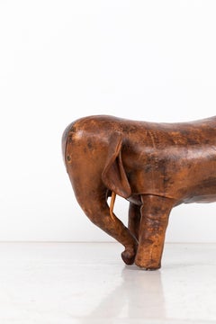 Reposapiés antiguo vintage de cuero Dimitri Omersa Elefante Liberty London, c.1950