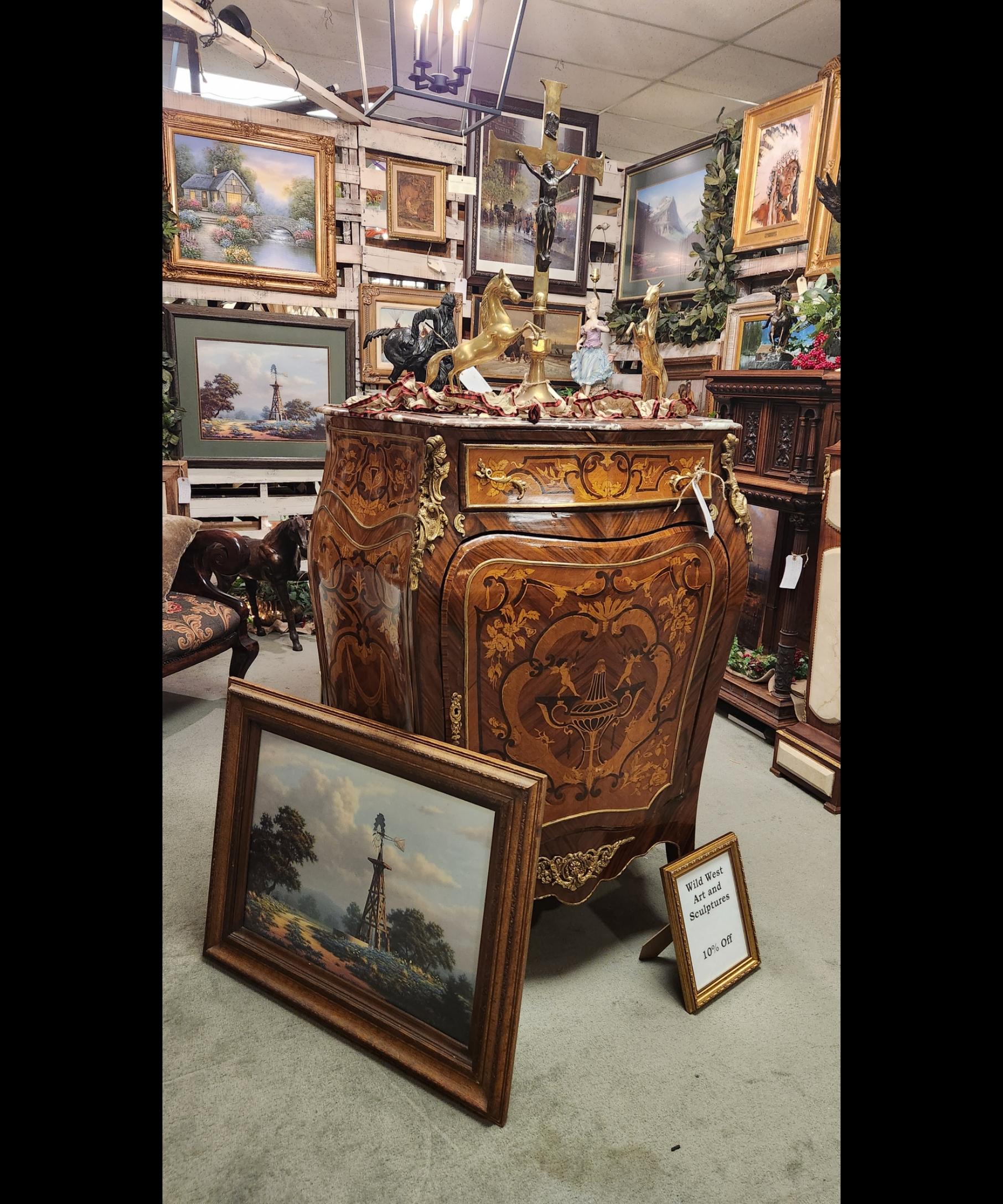 Vieille armoire bombée de style Louis XV, dessus en marbre, marqueterie, bois de rose ! en vente 3