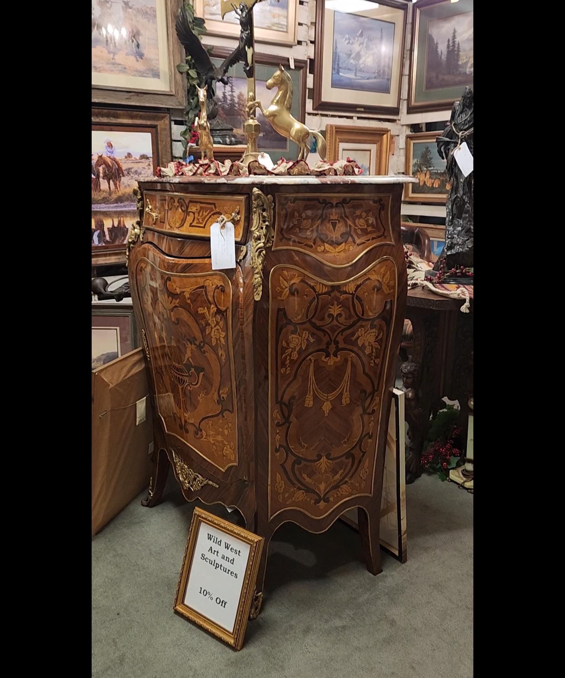 Vieille armoire bombée de style Louis XV, dessus en marbre, marqueterie, bois de rose ! en vente 5