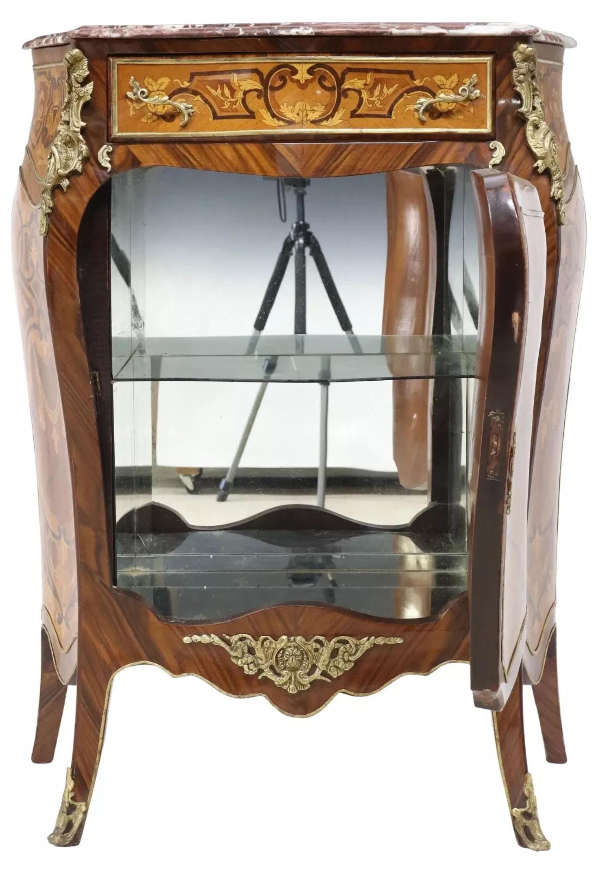 Européen Vieille armoire bombée de style Louis XV, dessus en marbre, marqueterie, bois de rose ! en vente
