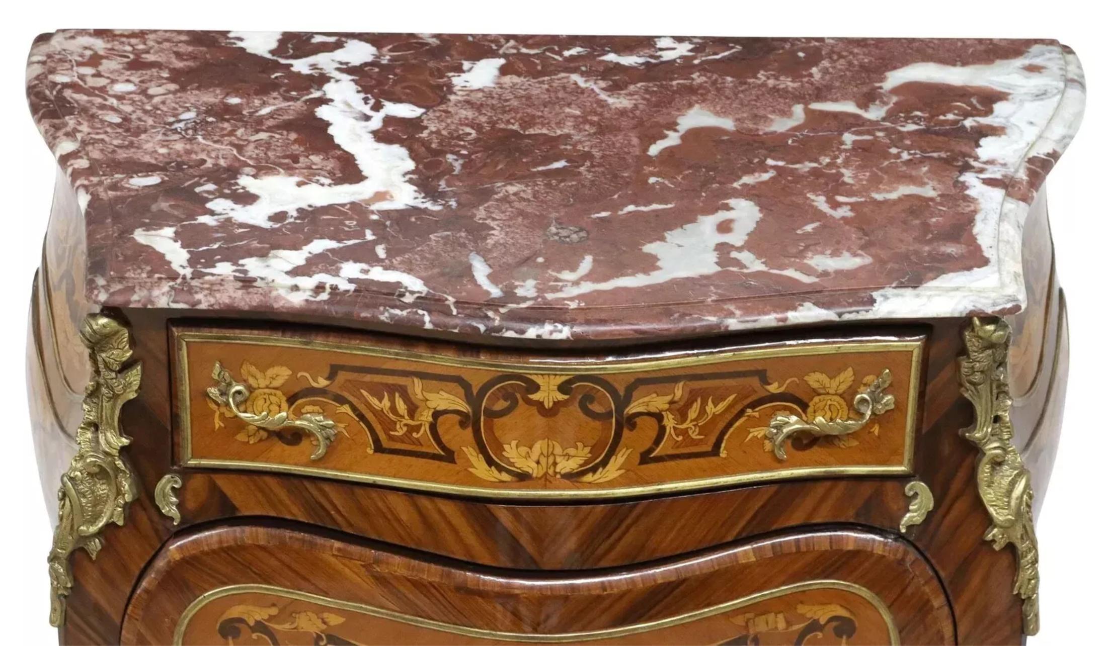 Marqueterie Vieille armoire bombée de style Louis XV, dessus en marbre, marqueterie, bois de rose ! en vente