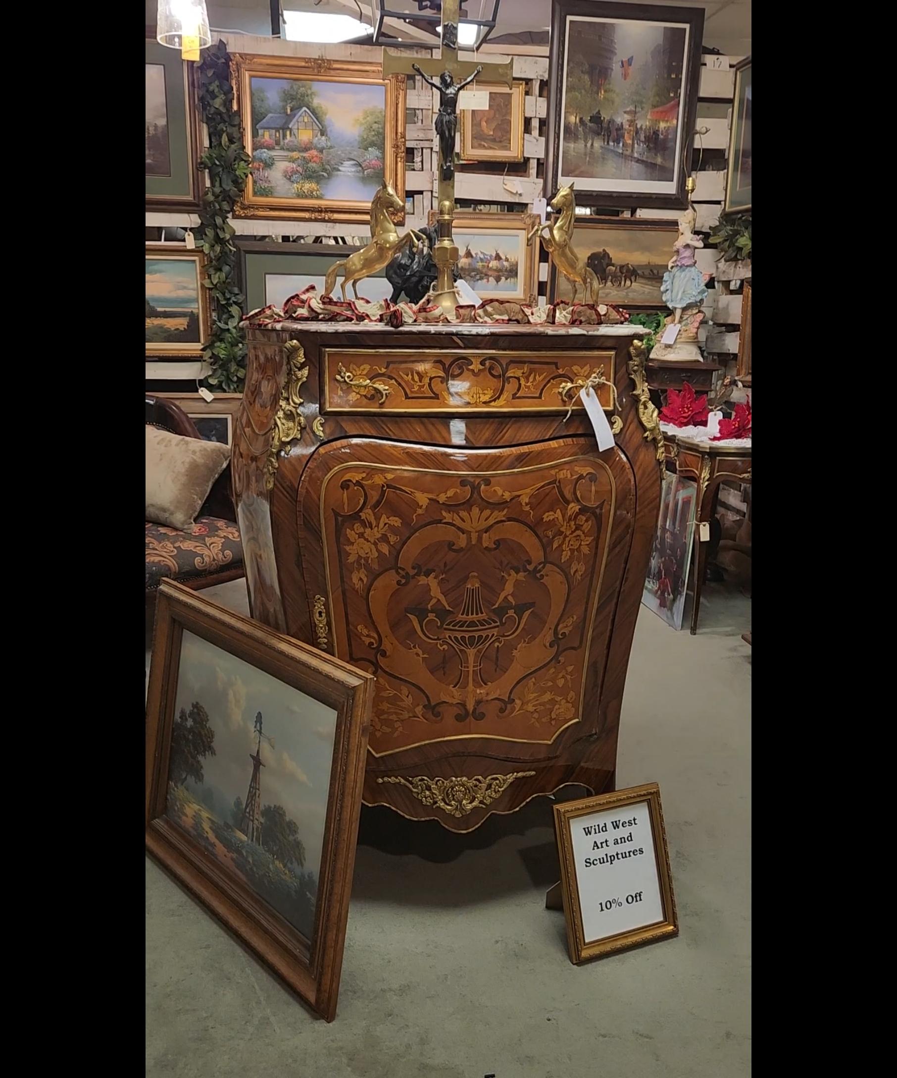 Vieille armoire bombée de style Louis XV, dessus en marbre, marqueterie, bois de rose ! en vente 1