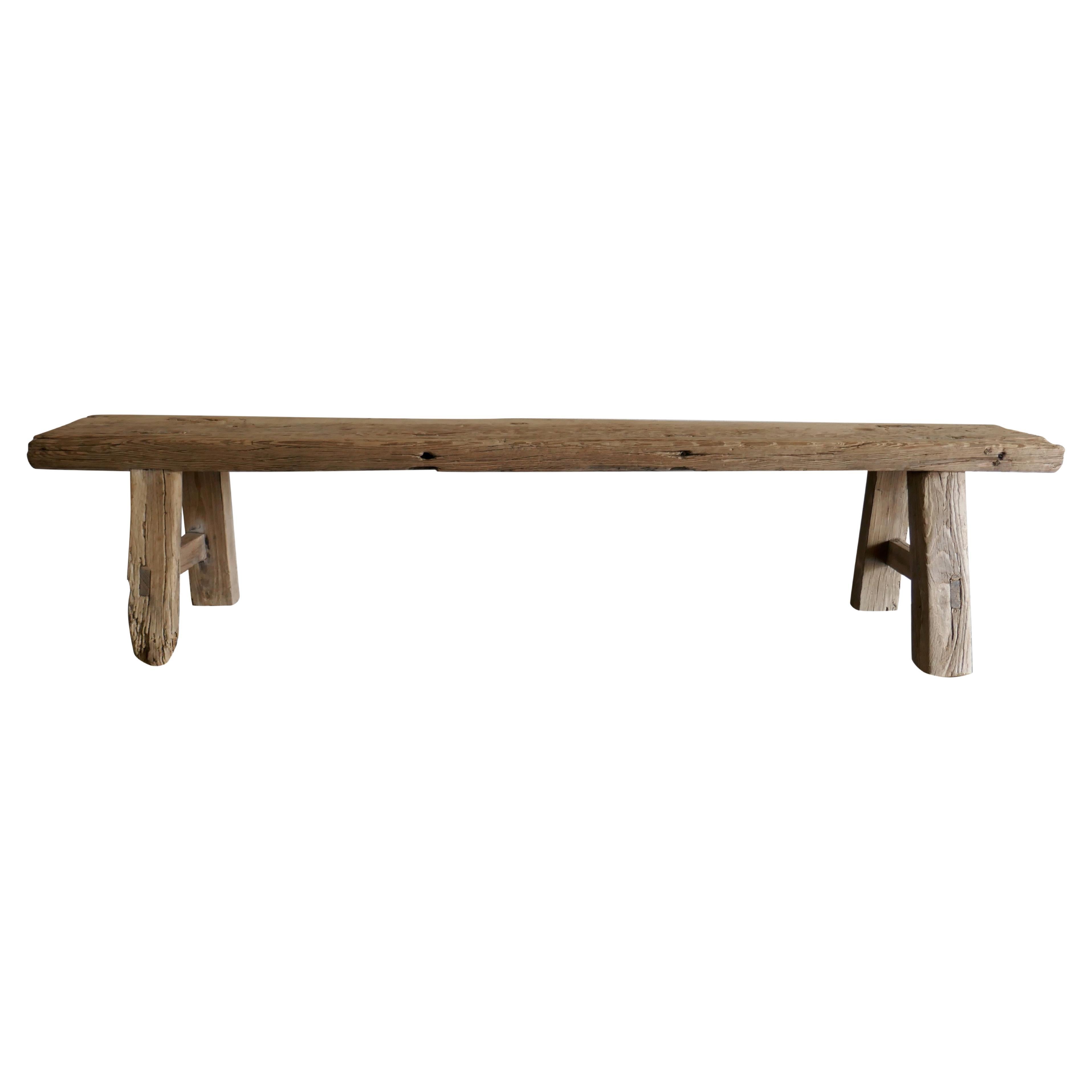 Questo pezzo unico da 83 pollici di lunghezza extra è un esempio eccezionale di panca in legno massiccio di Elmwood Shandong. Una solida stabilità realizzata a mano con la tecnica della mortasa e del tenone. Questo pezzo versatile vanta imperfezioni