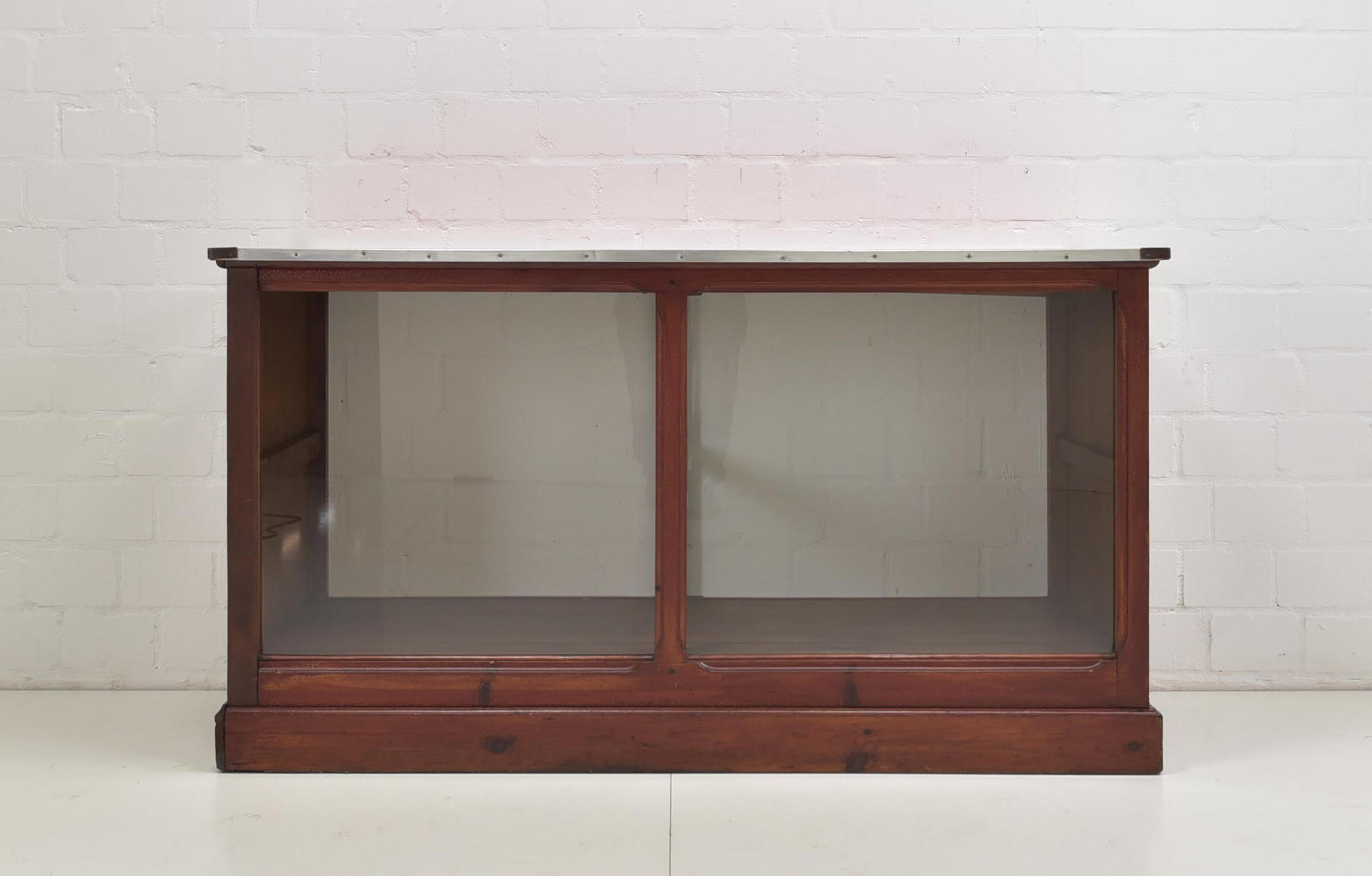 Vintage Shop display case restored shop counter sales counter around 1940 display case antique

Caractéristiques :
Panneau en plastique avec cadre en aluminium
vitrine sur un côté, ouverte dans le dos
Finition en bois avec signes d'âge
La