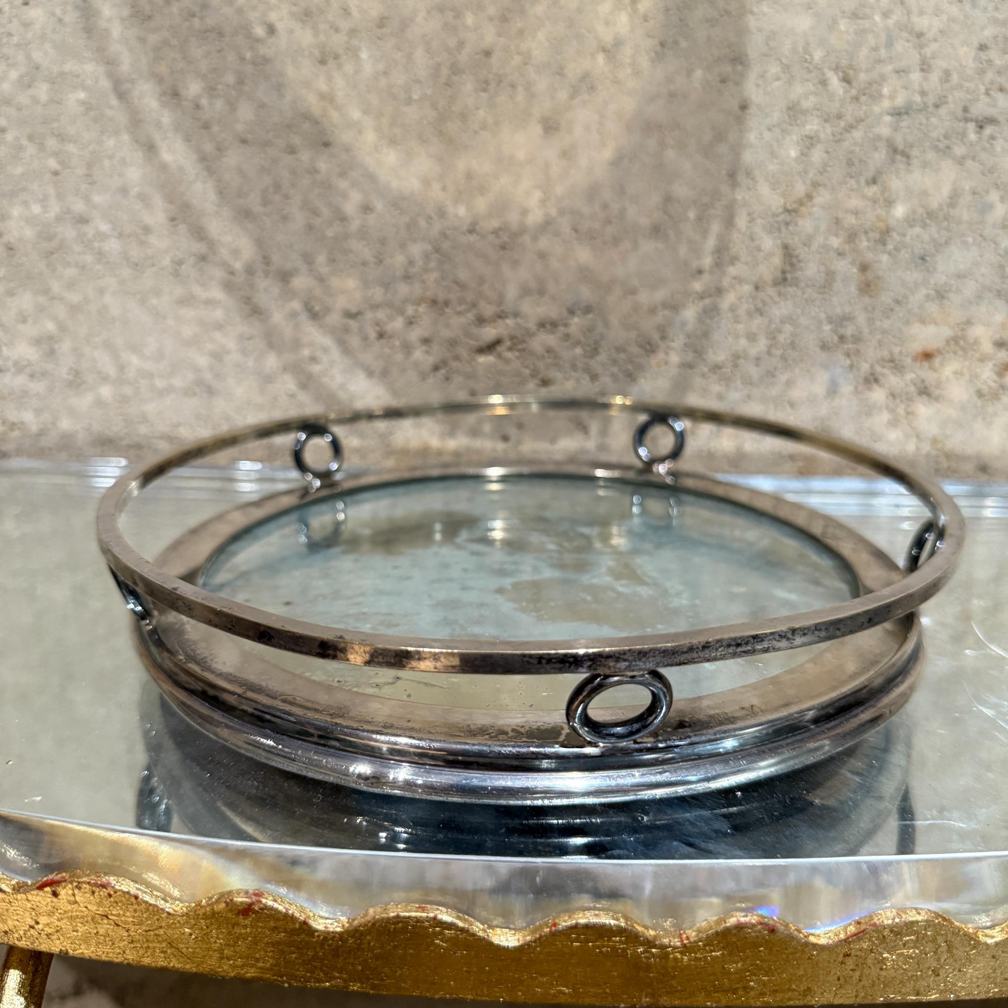 Pour votre considération, un petit plateau de service antique avec miroir. Non marqué. La base en bois a été peinte en noir à un moment donné. Des signes d'usure sont présents : une partie de la peinture et une partie du bois semblent manquer. Ferme