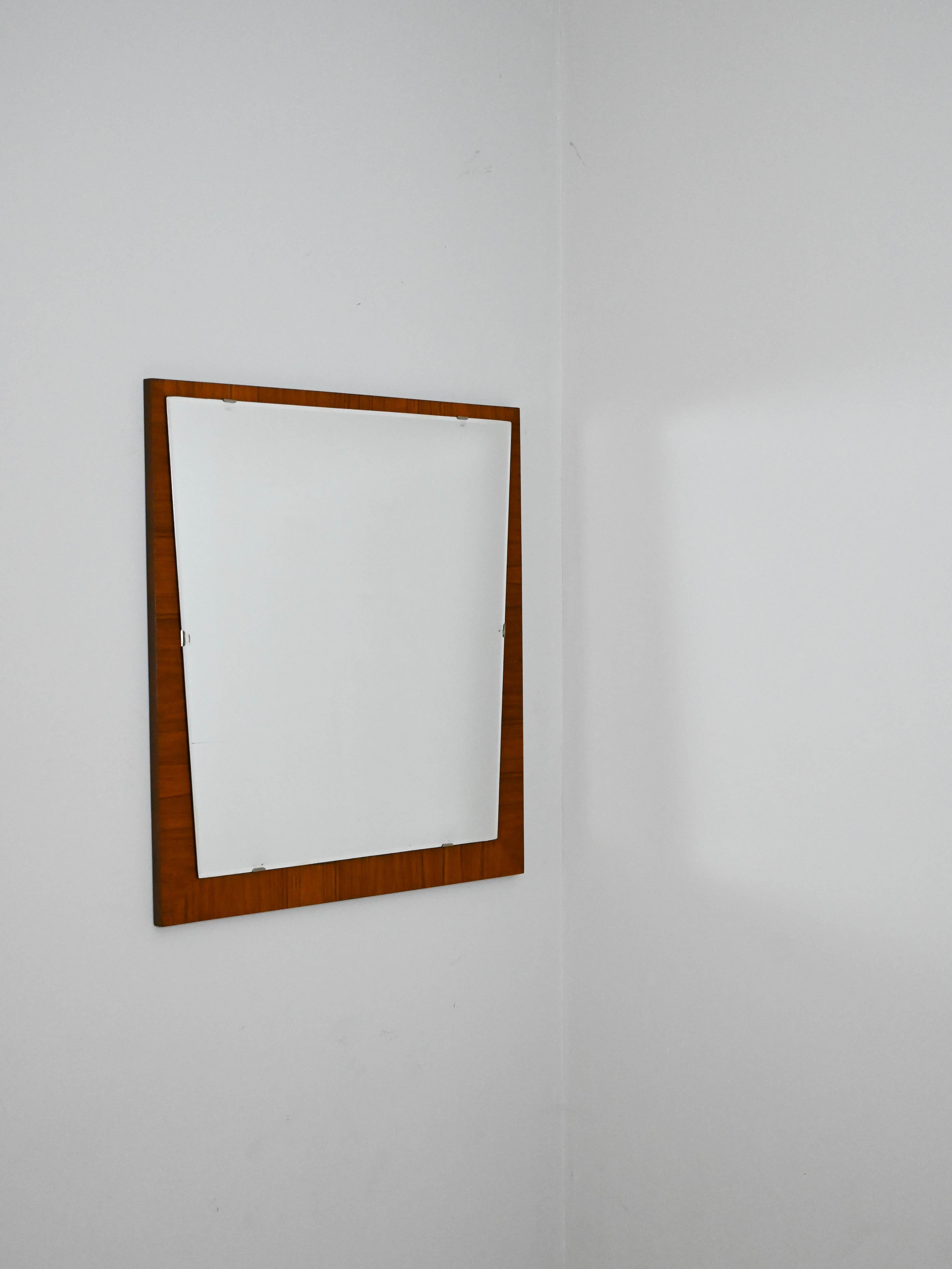 Scandinavian mirror from the 1960s.

The square teak frame is made special by the trapezoid shape of the mirror.
This Scandinavian piece of furniture will be able to recreate a unique corner with modern taste.

Good condition. The mirror may