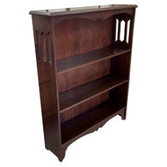 Bibliothèque/étagère vintage de style ancien avec détails sculptés en bois.