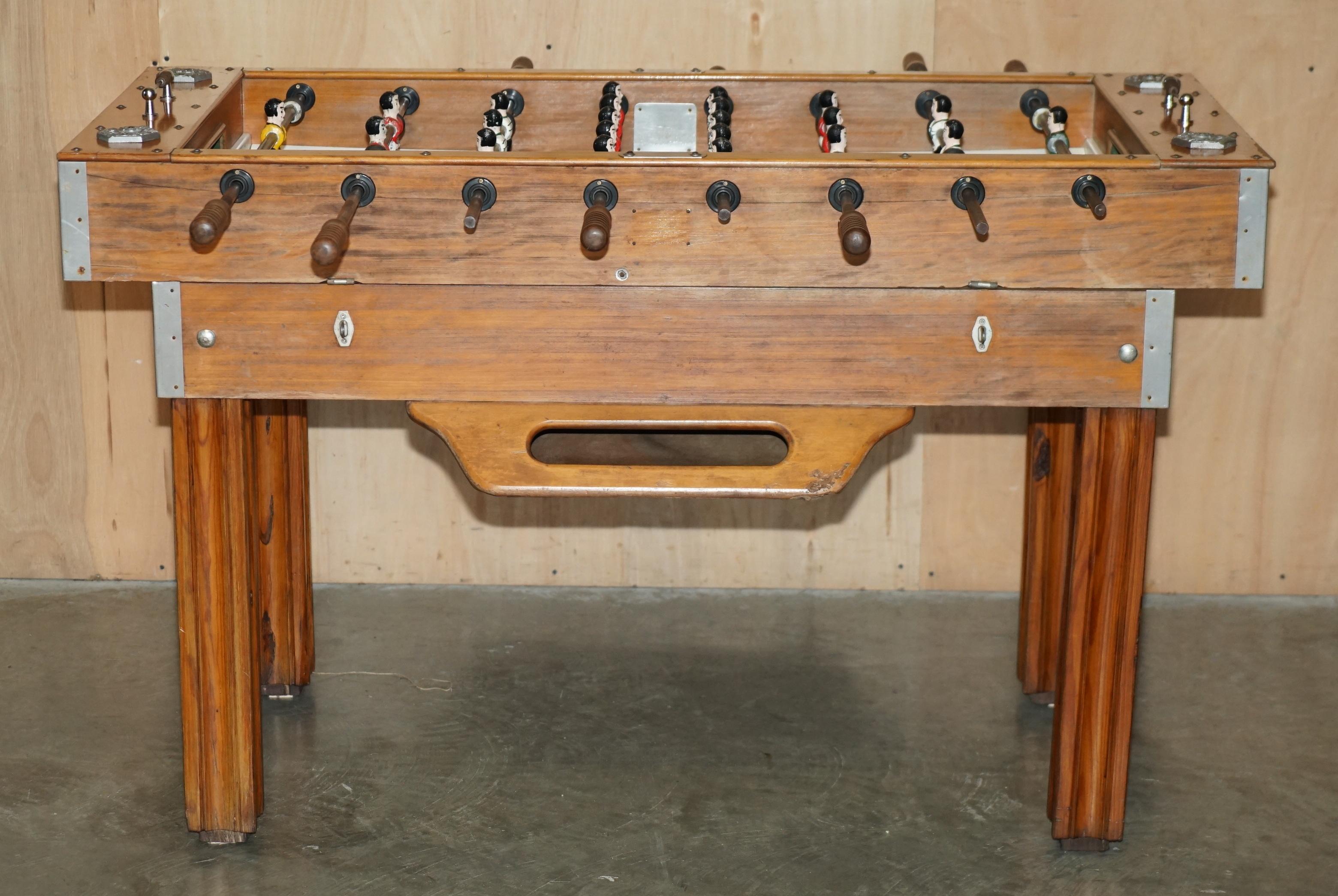 Royal House Antiques

Royal House Antiques freut sich, diesen äußerst seltenen und sehr sammelwürdigen französischen Tischfußball mit handgemalten Figuren zum Verkauf anbieten zu können. 

Bitte beachten Sie die Liefergebühr aufgeführt ist nur ein