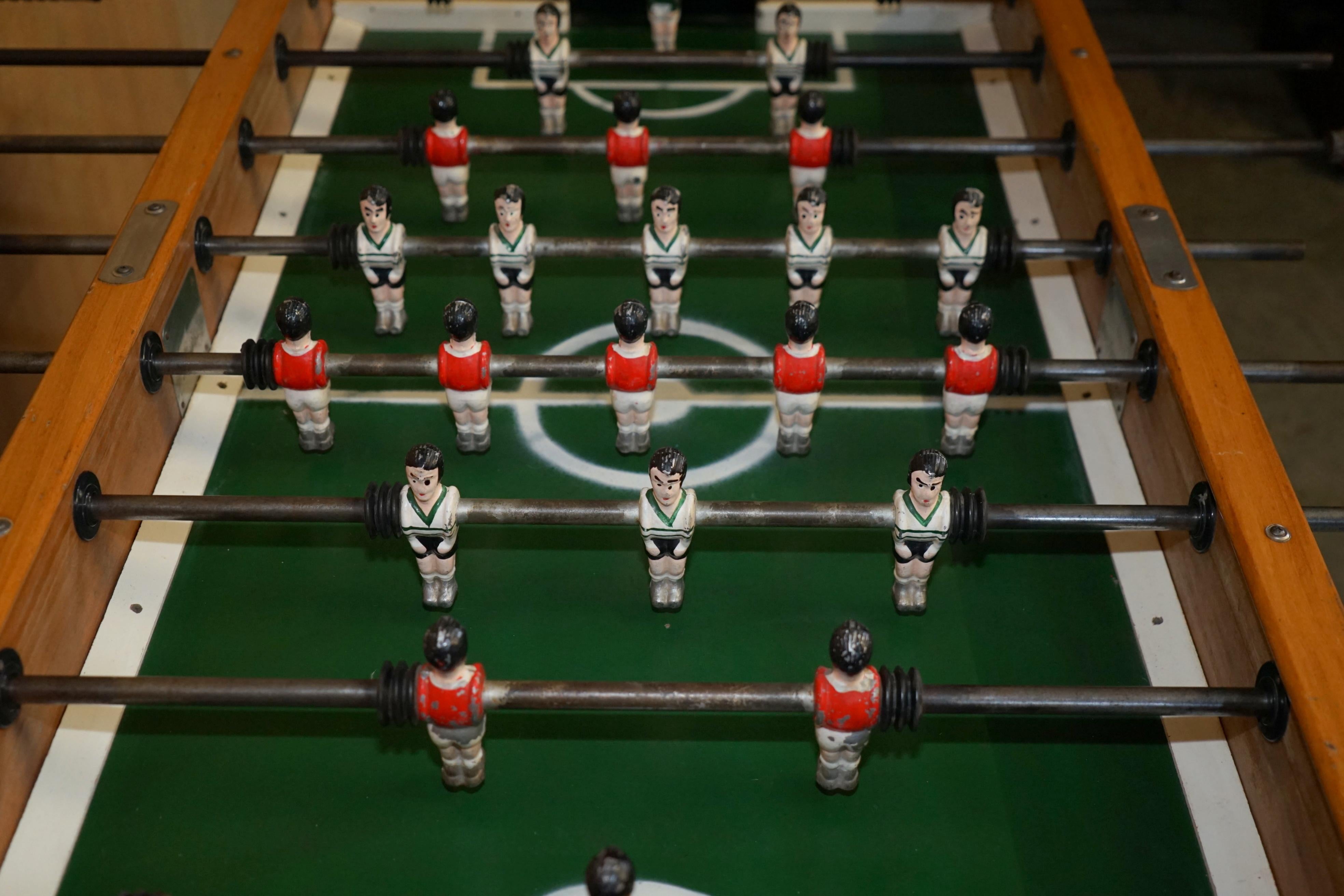 VINTAGE ANTIQUE  Style FRENCH FOOTBALL TABLE HAND PAINTED FIGUREs (Eichenholz) im Angebot