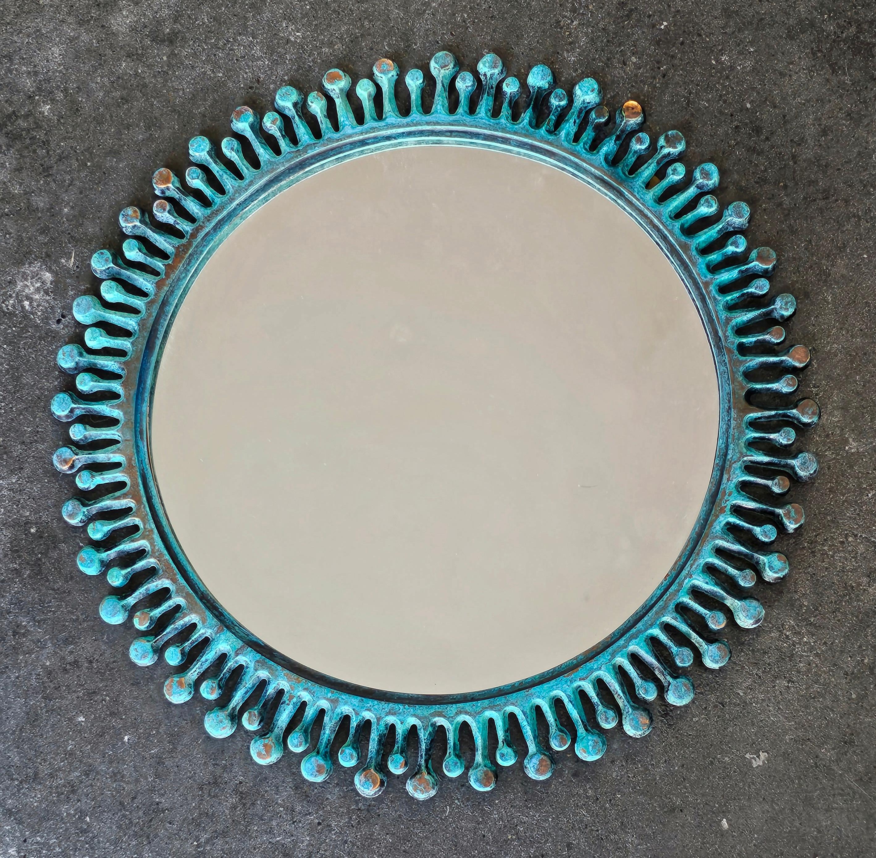 In diesem Angebot finden Sie einen vintique (oder antiken) Sunburst Spiegel. Sie ist aus Bronze gefertigt und weist eine starke grün/blaue Patina auf, die durch Oxidation entstanden ist. Aufgrund der ungleichmäßig verteilten Patina ist es schwer,