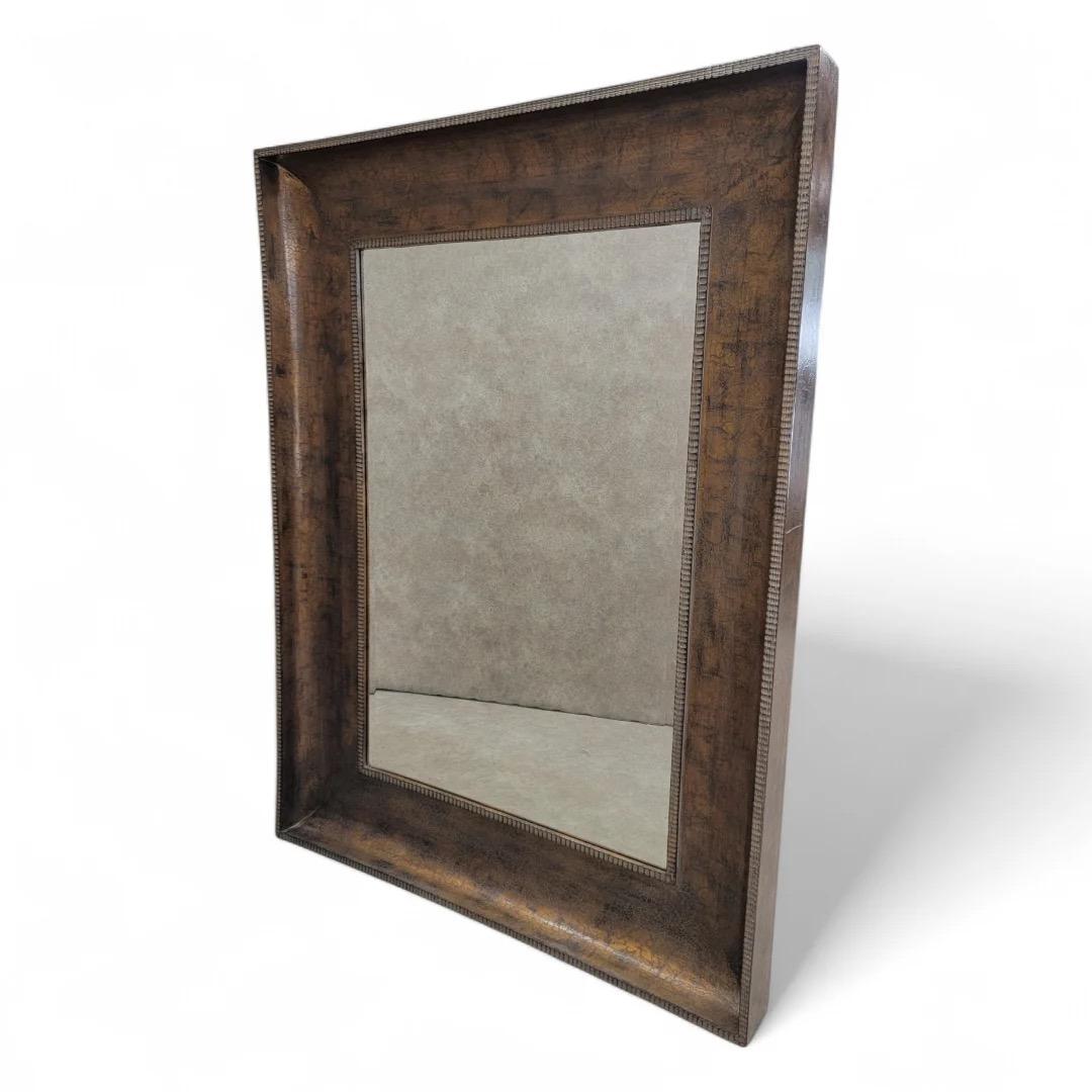 Vintage Antiqued Gold Rectangular Wood Framed Beveled Wall Mirror (Miroir mural biseauté) 

Ce miroir mural vintage surdimensionné présente un cadre rectangulaire en bois doré antiquisé qui ajoute une touche d'élégance à tout espace. Les bords