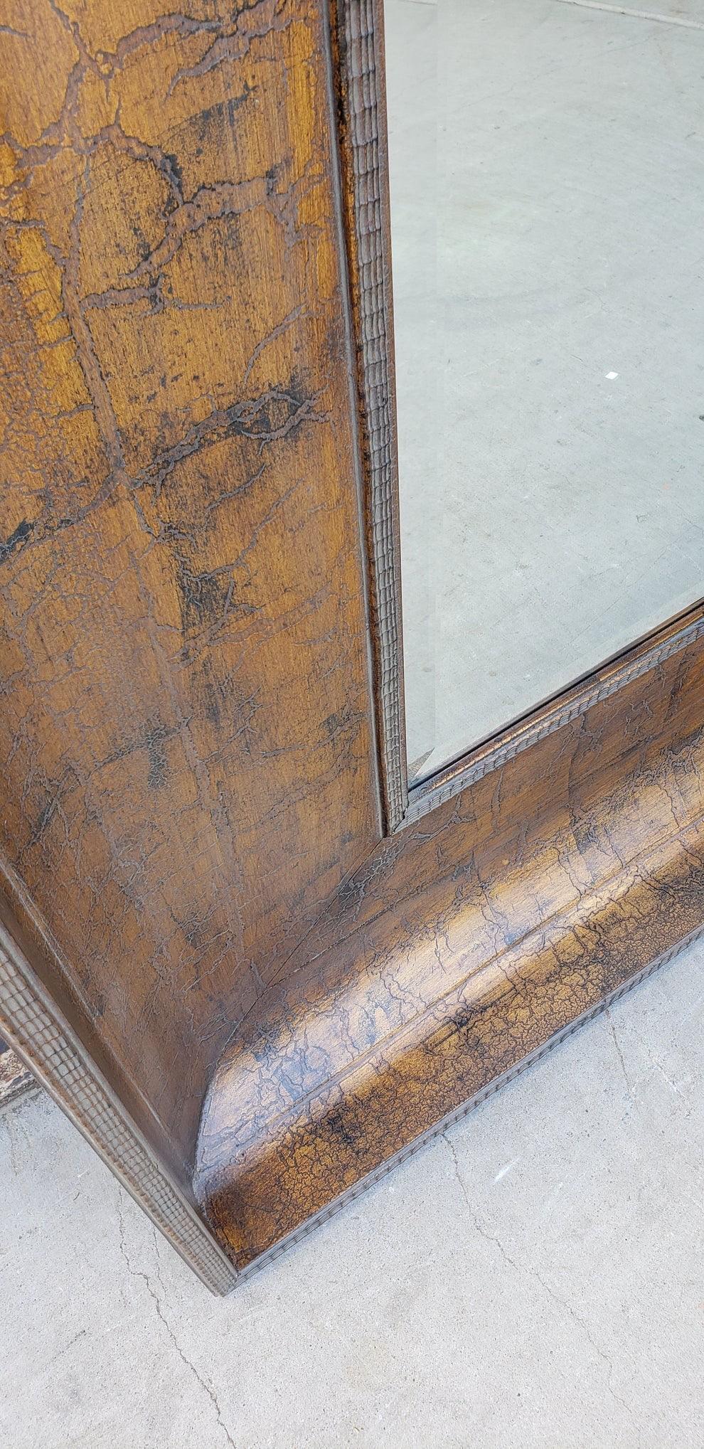 Inconnu Miroir mural biseauté à encadrement en bois doré, de style Antiquities en vente