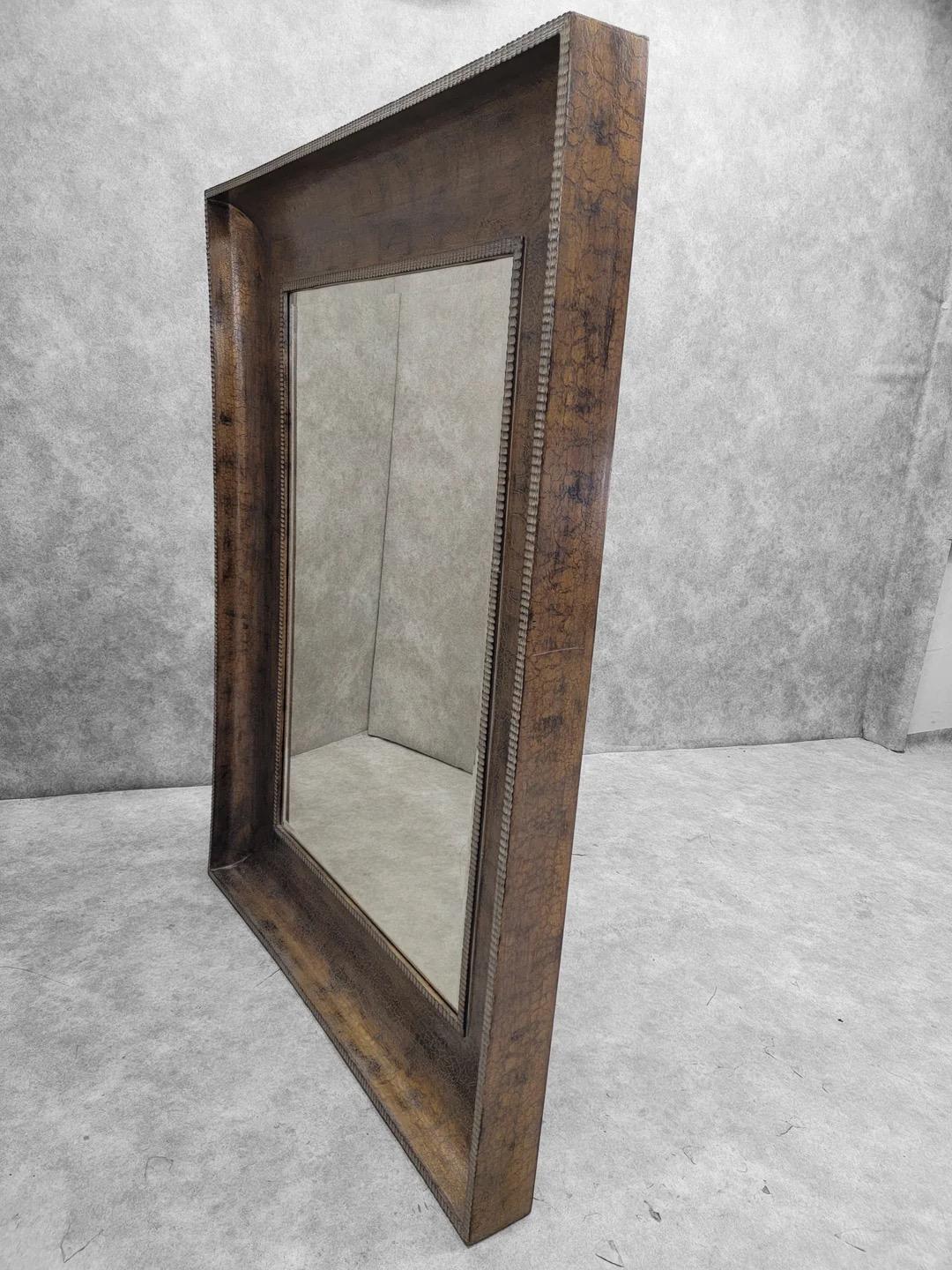 20ième siècle Miroir mural biseauté à encadrement en bois doré, de style Antiquities en vente